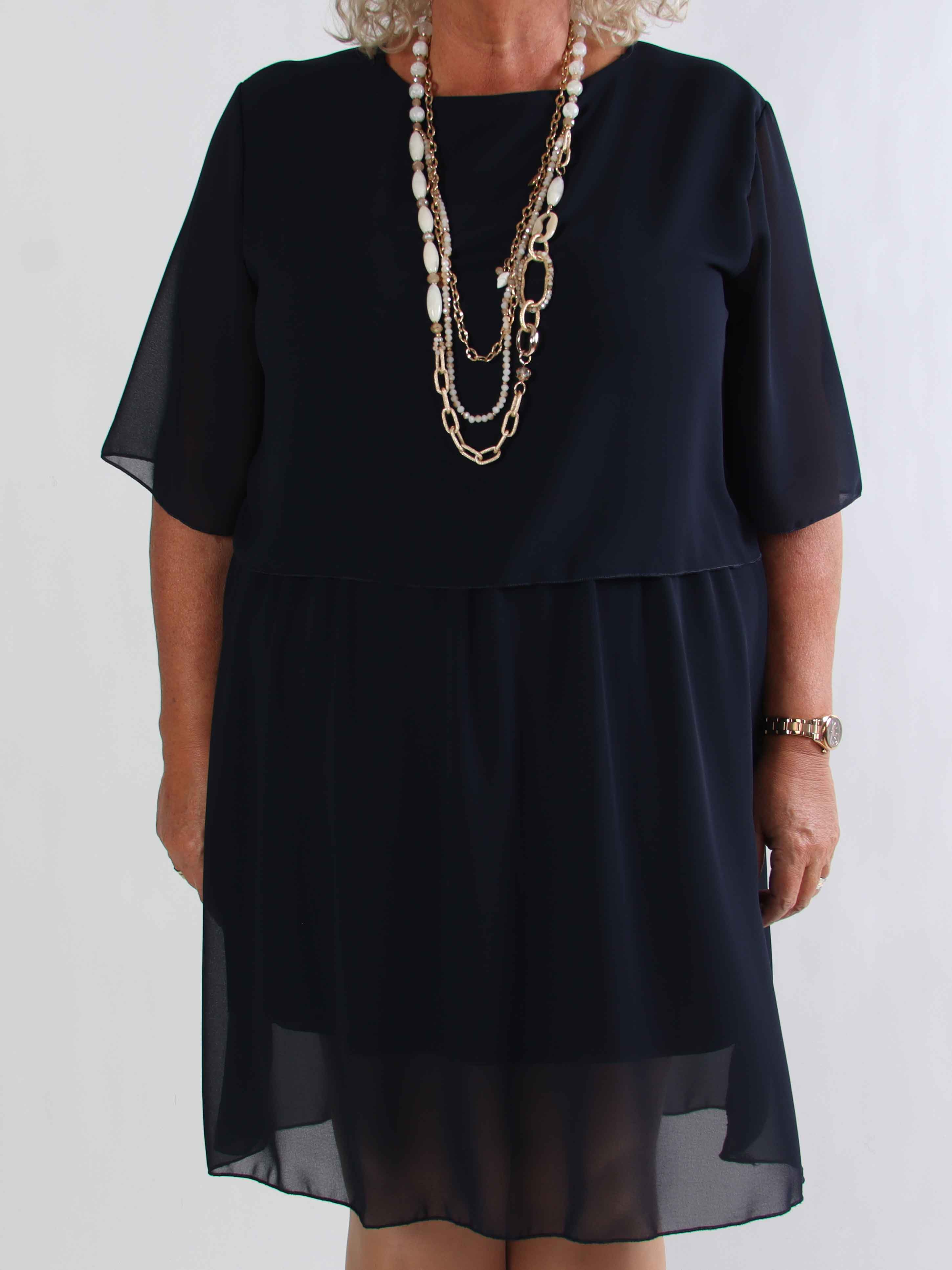 Kristina Plain - Sød plain plus size kjole i chiffon med flæselag