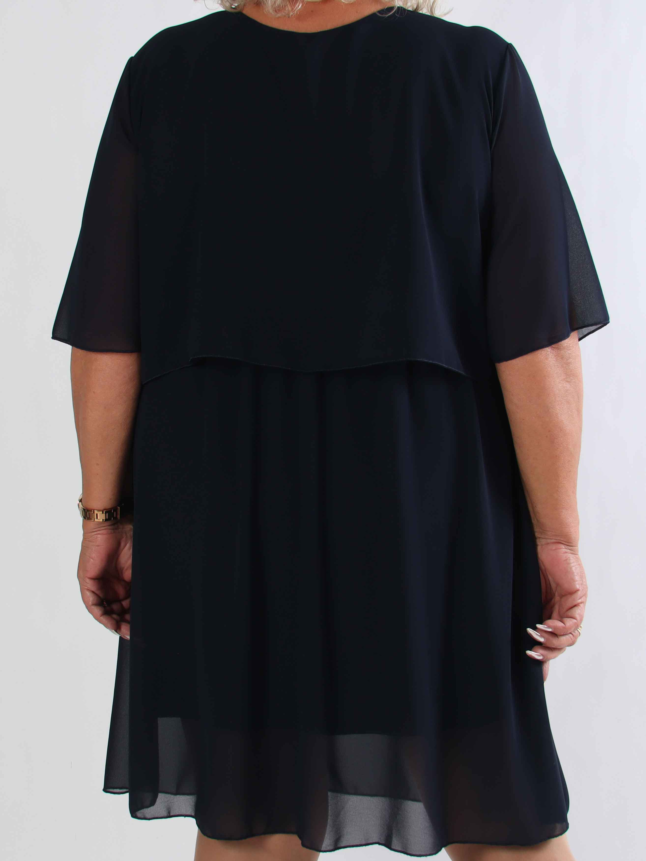 Kristina Plain - Sød plain plus size kjole i chiffon med flæselag