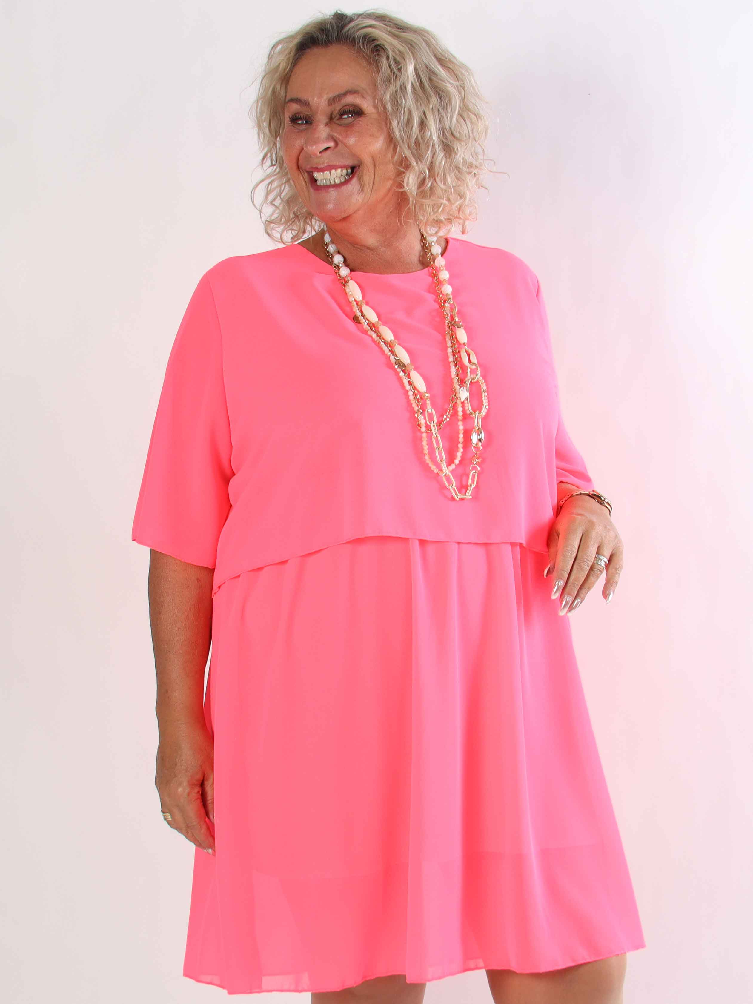 Kristina Plain - Sød plain plus size kjole i chiffon med flæselag