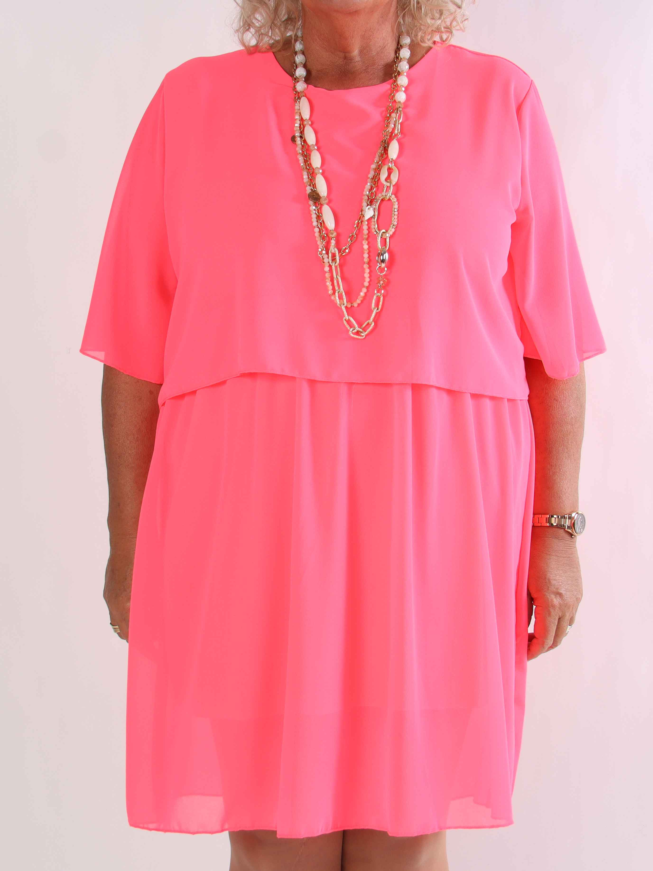 Kristina Plain - Sød plain plus size kjole i chiffon med flæselag