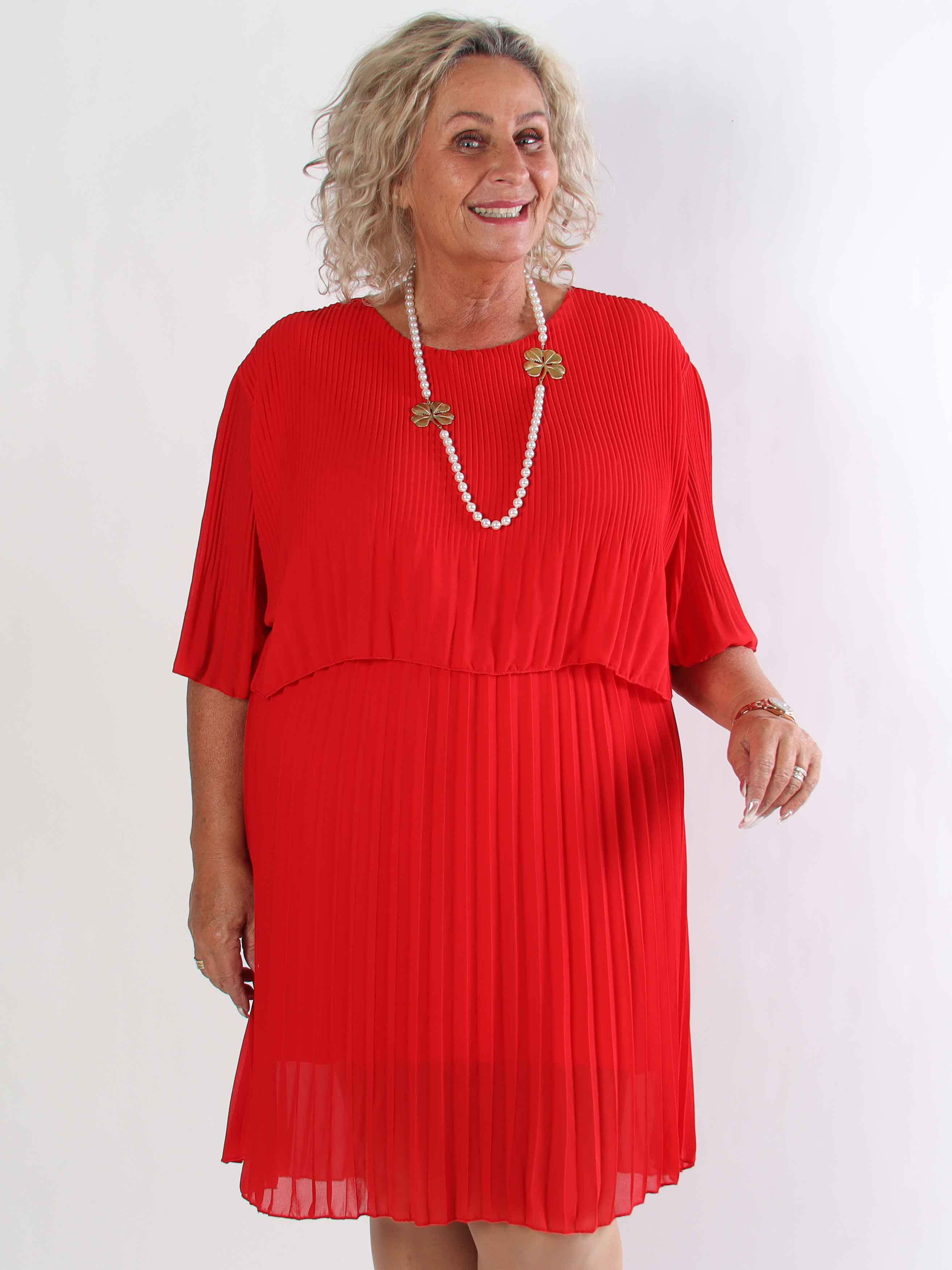 Kristina - Sød plisseret plus size kjole med flæselag