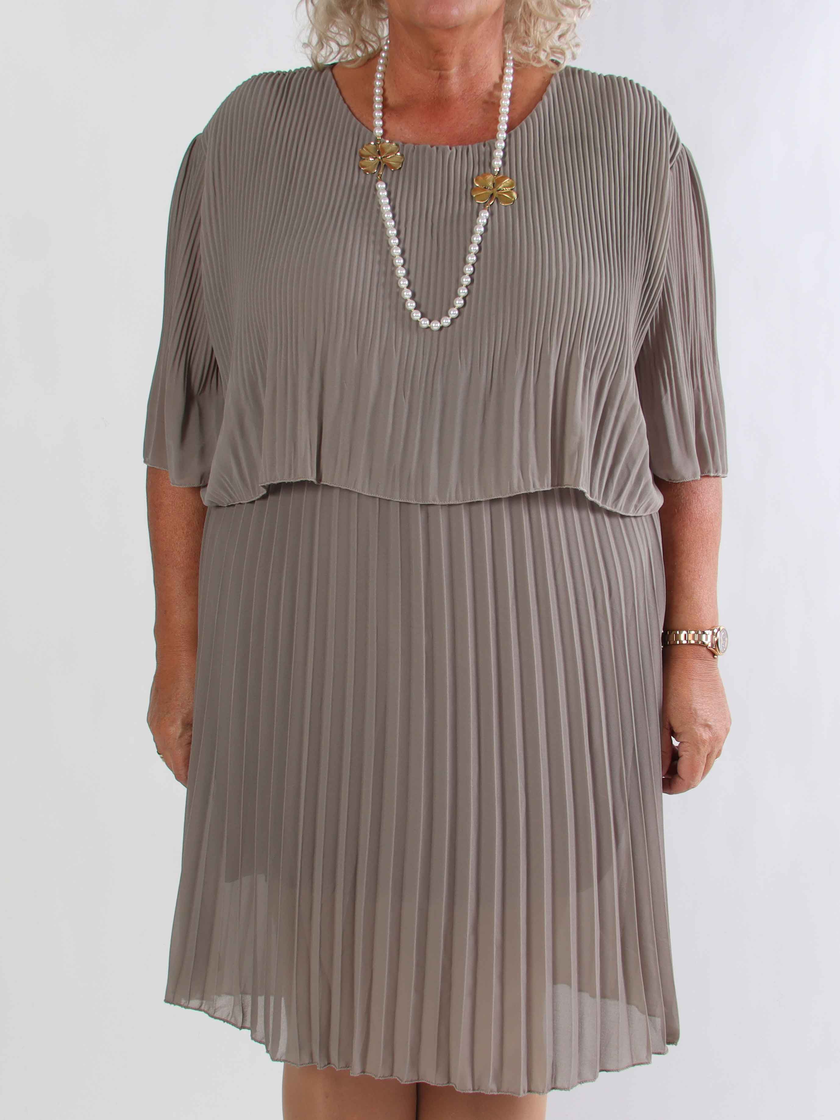 Kristina - Sød plisseret plus size kjole med flæselag