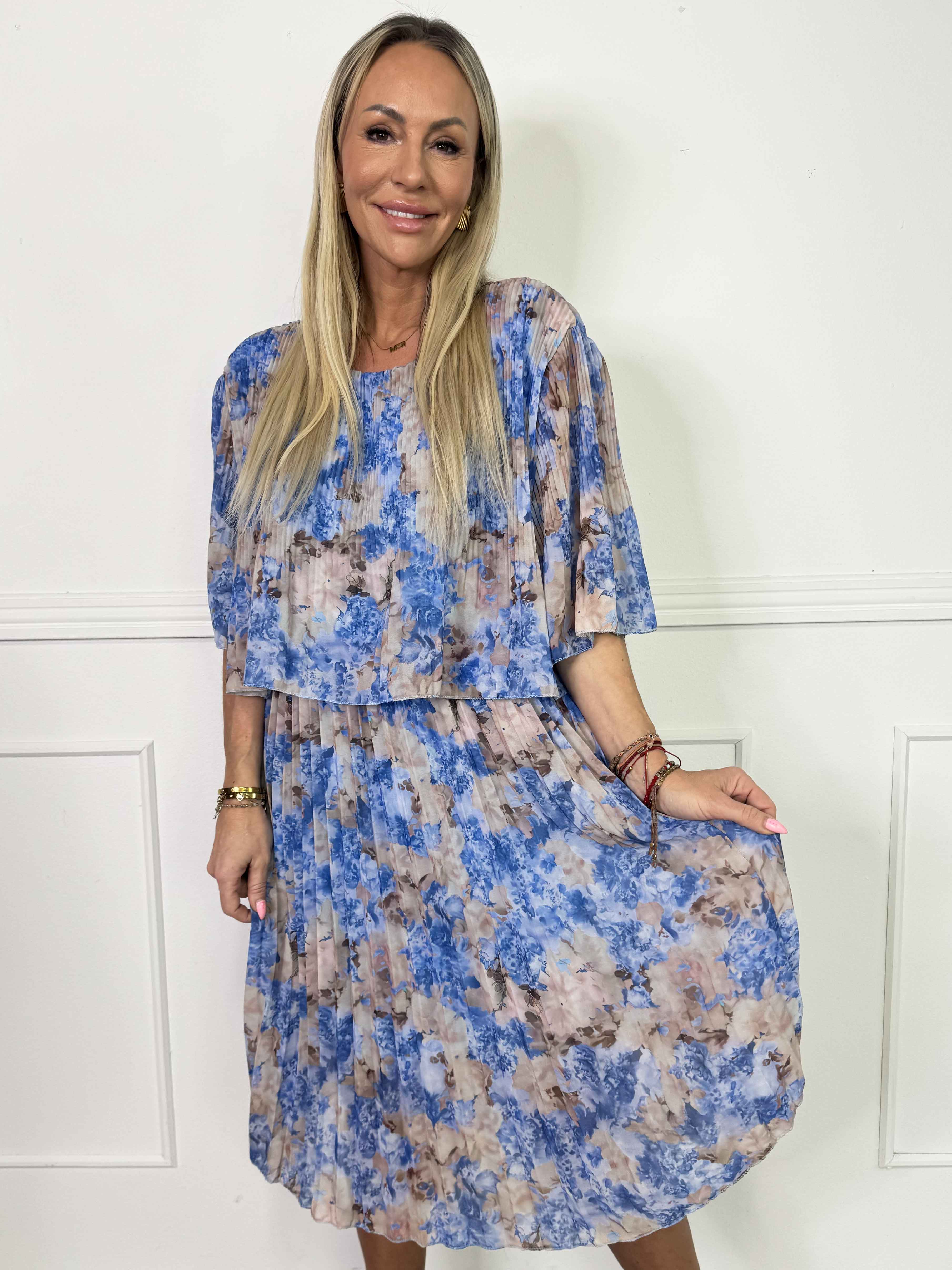 Kristina Flower - Sød blomstret plisseret kjole med flæselag