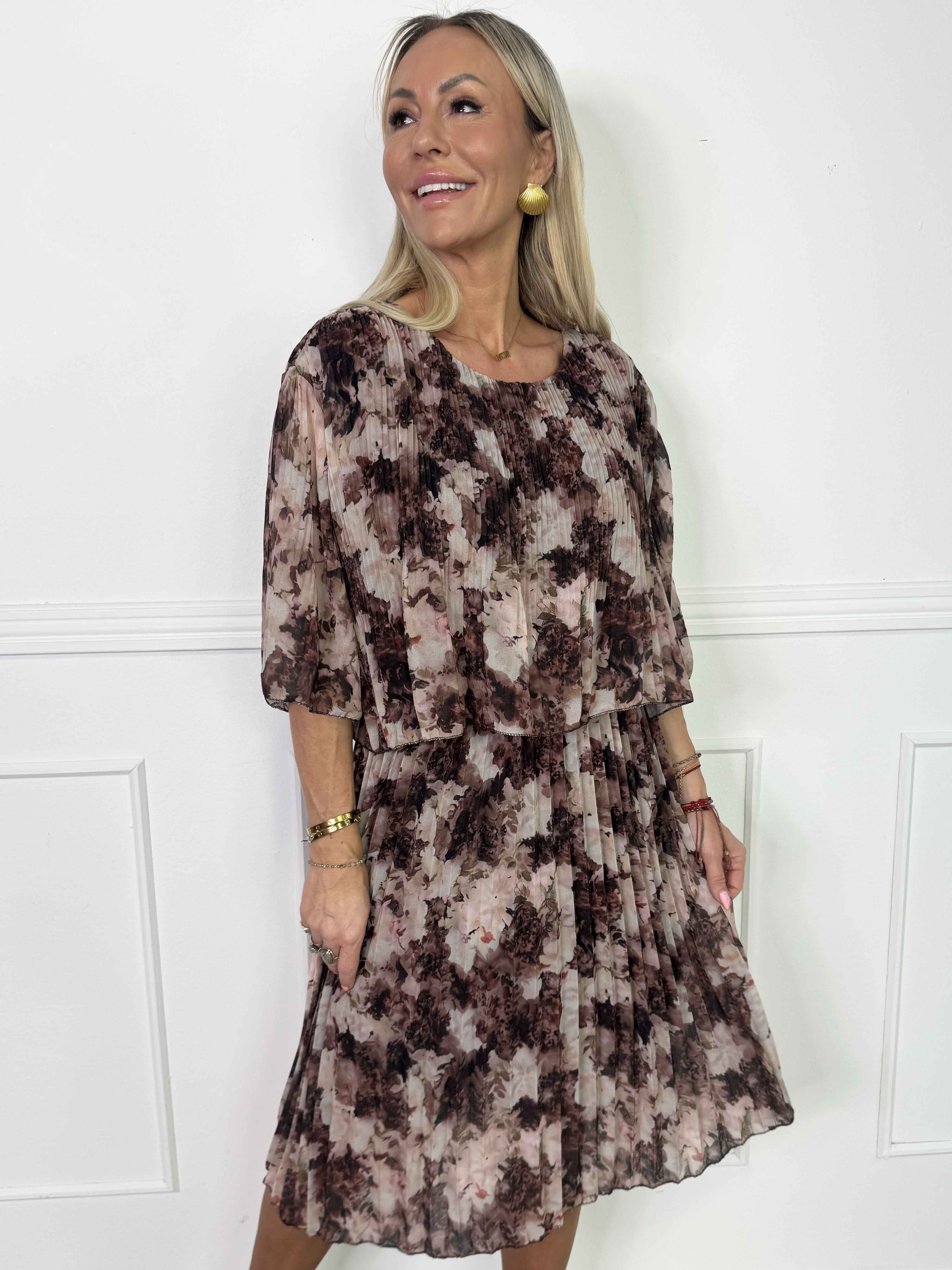 Kristina Flower - Sød blomstret plisseret kjole med flæselag