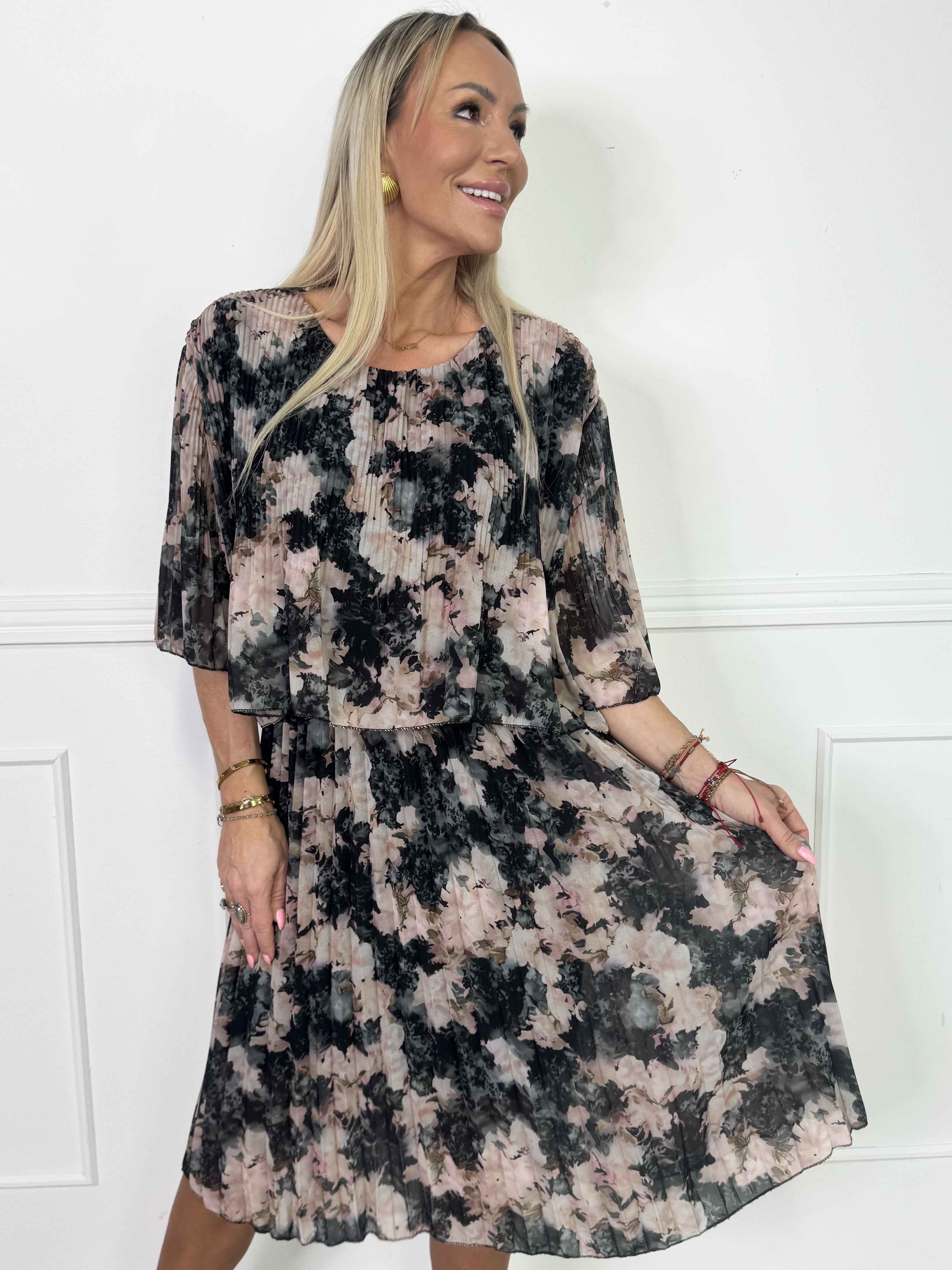 Kristina Flower - Sød blomstret plisseret kjole med flæselag