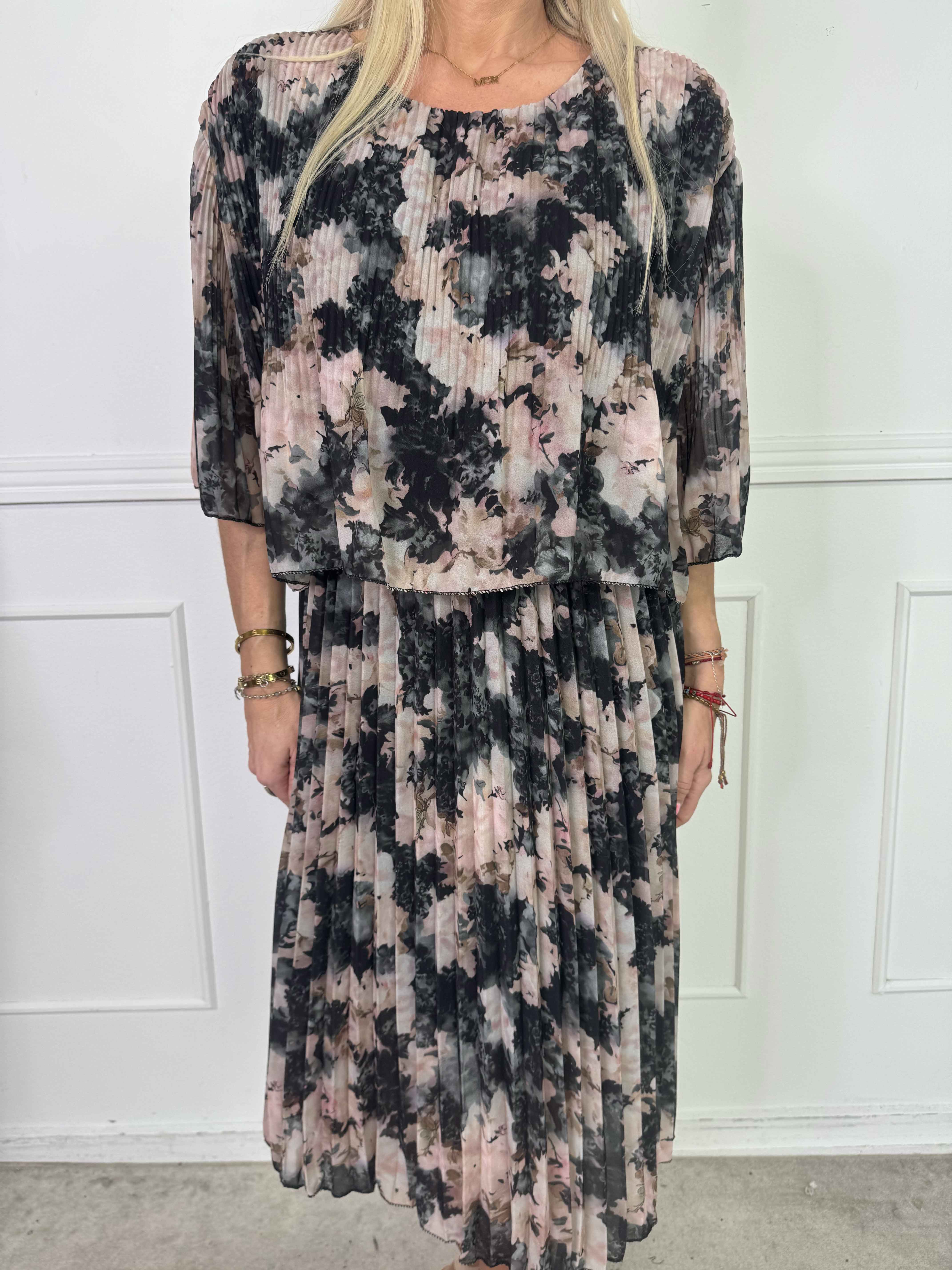 Kristina Flower - Sød blomstret plisseret kjole med flæselag