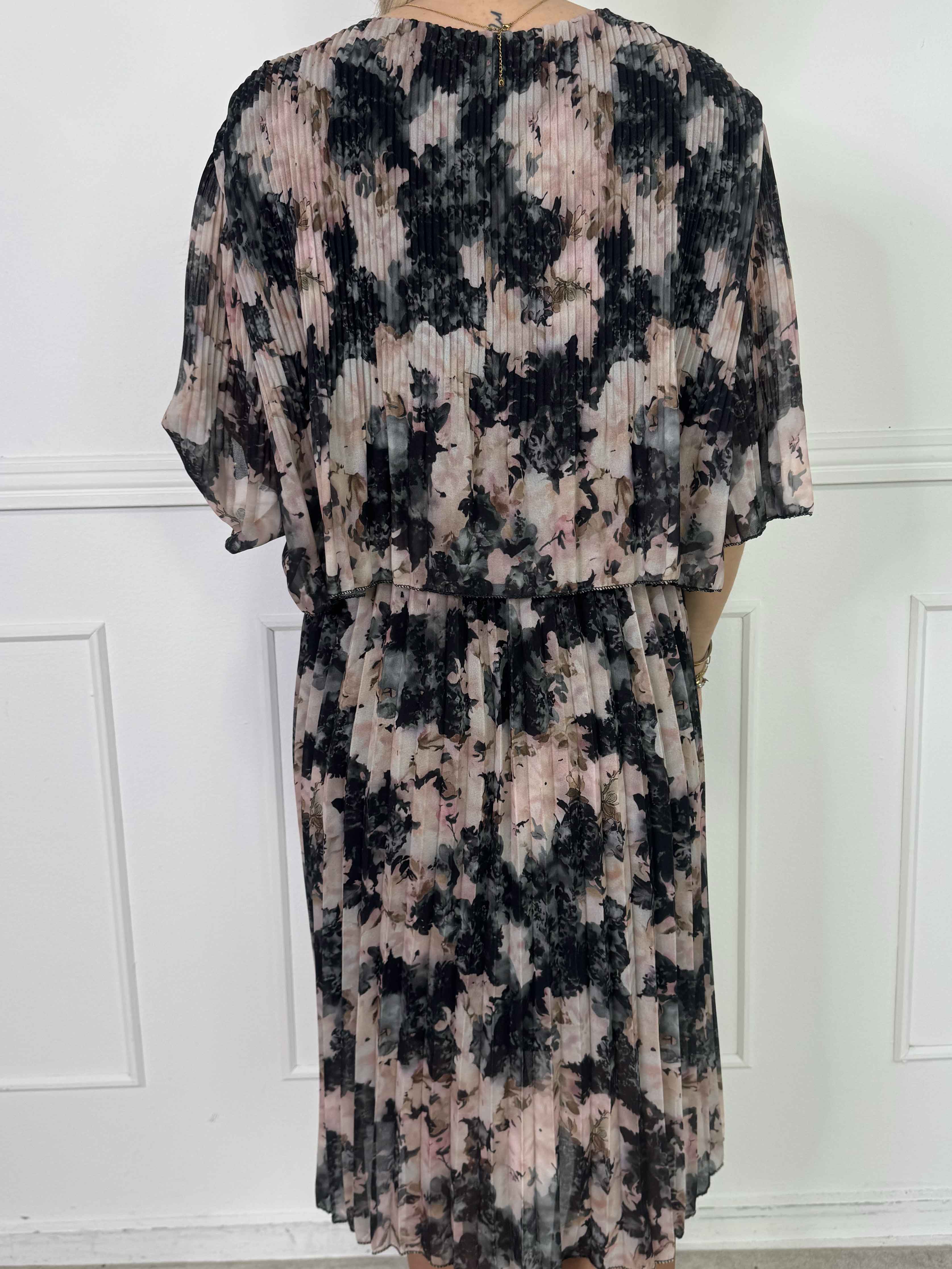 Kristina Flower - Sød blomstret plisseret kjole med flæselag