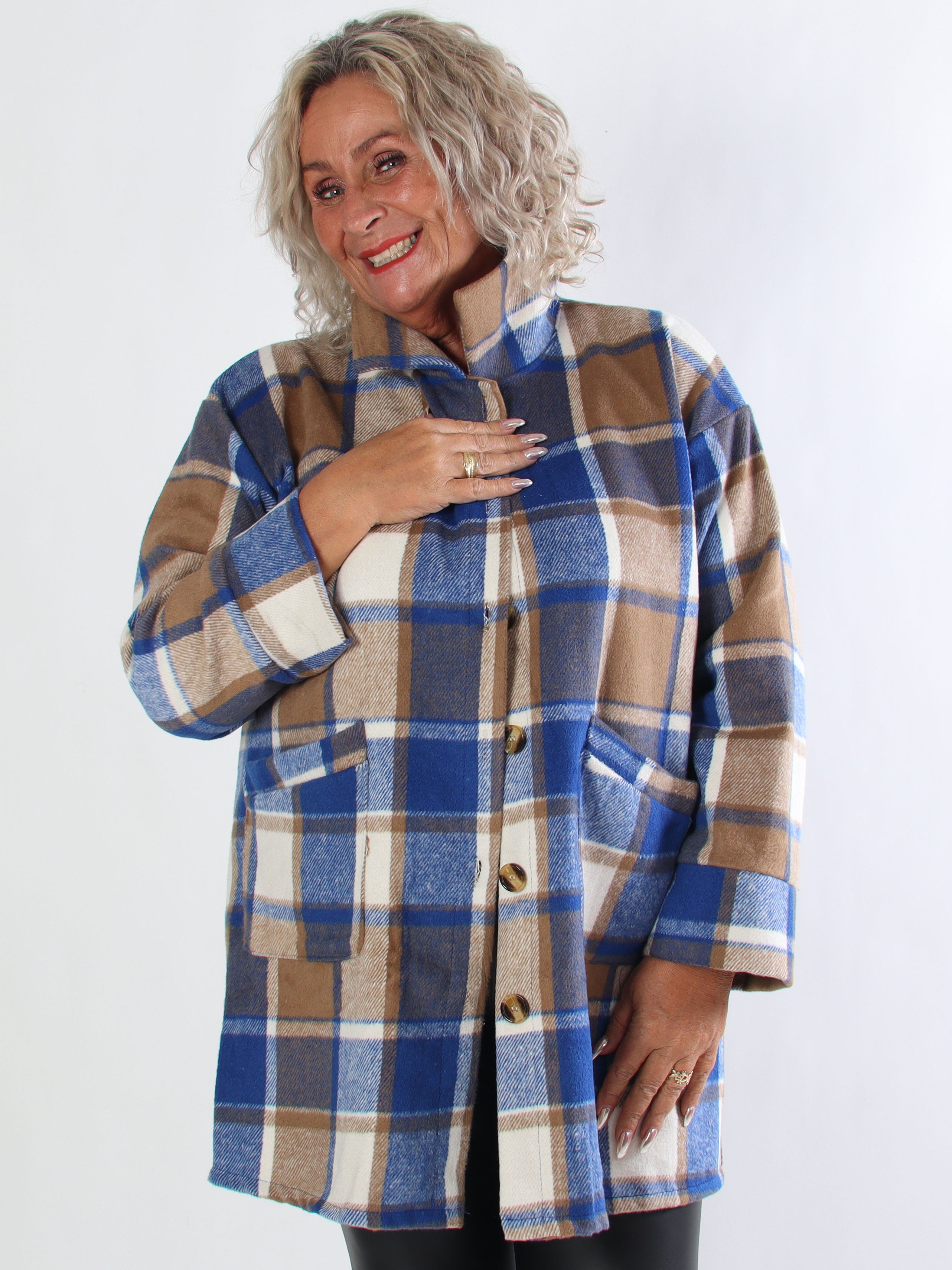 Lagos - Blød ternet plus size skjortejakke i viskose