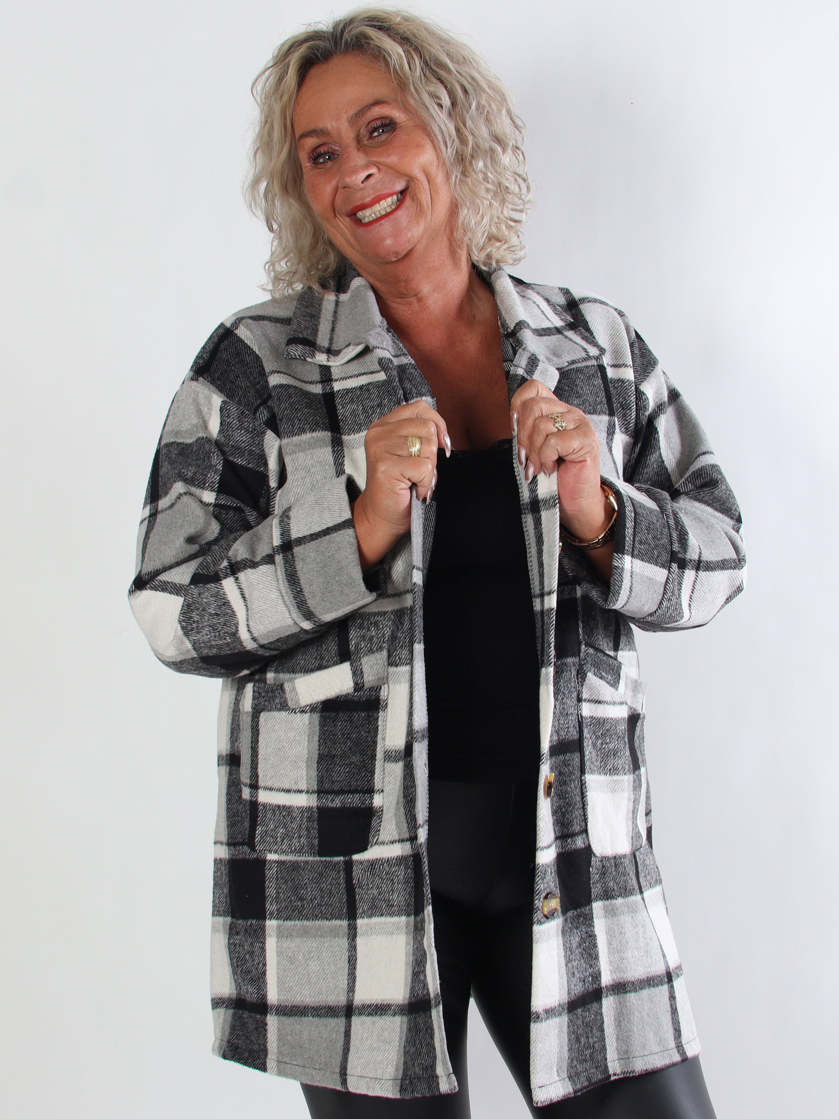 Lagos - Blød ternet plus size skjortejakke i viskose