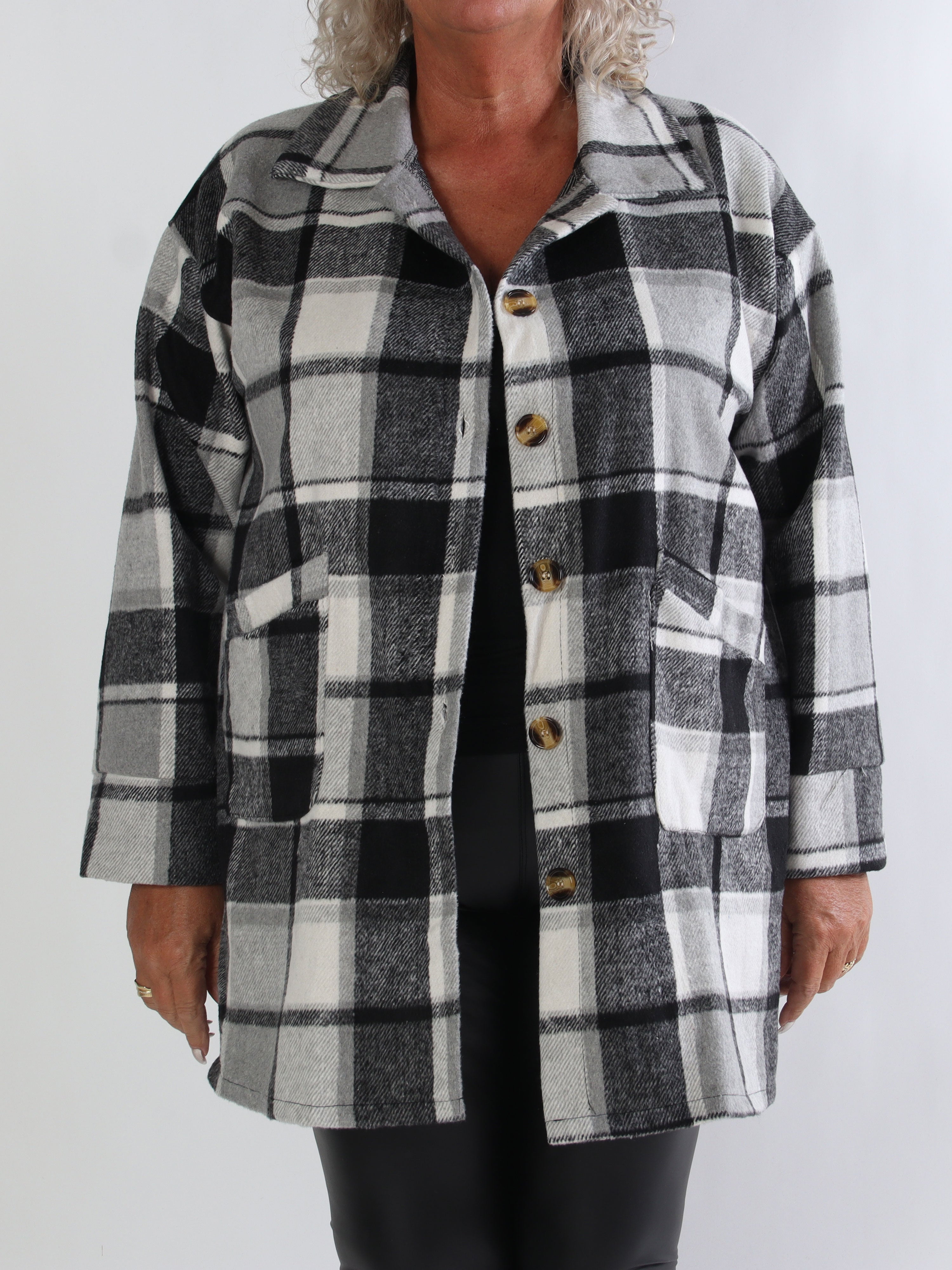 Lagos - Blød ternet plus size skjortejakke i viskose