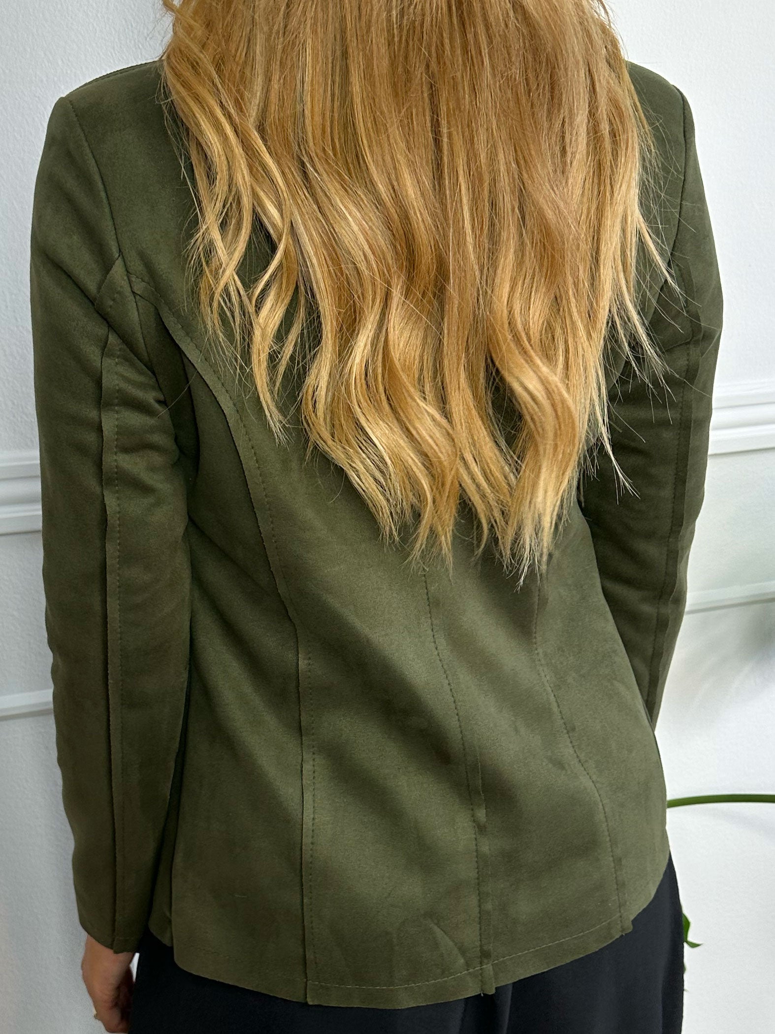 Larissa - Fin blazer i ruskindslook med knapper