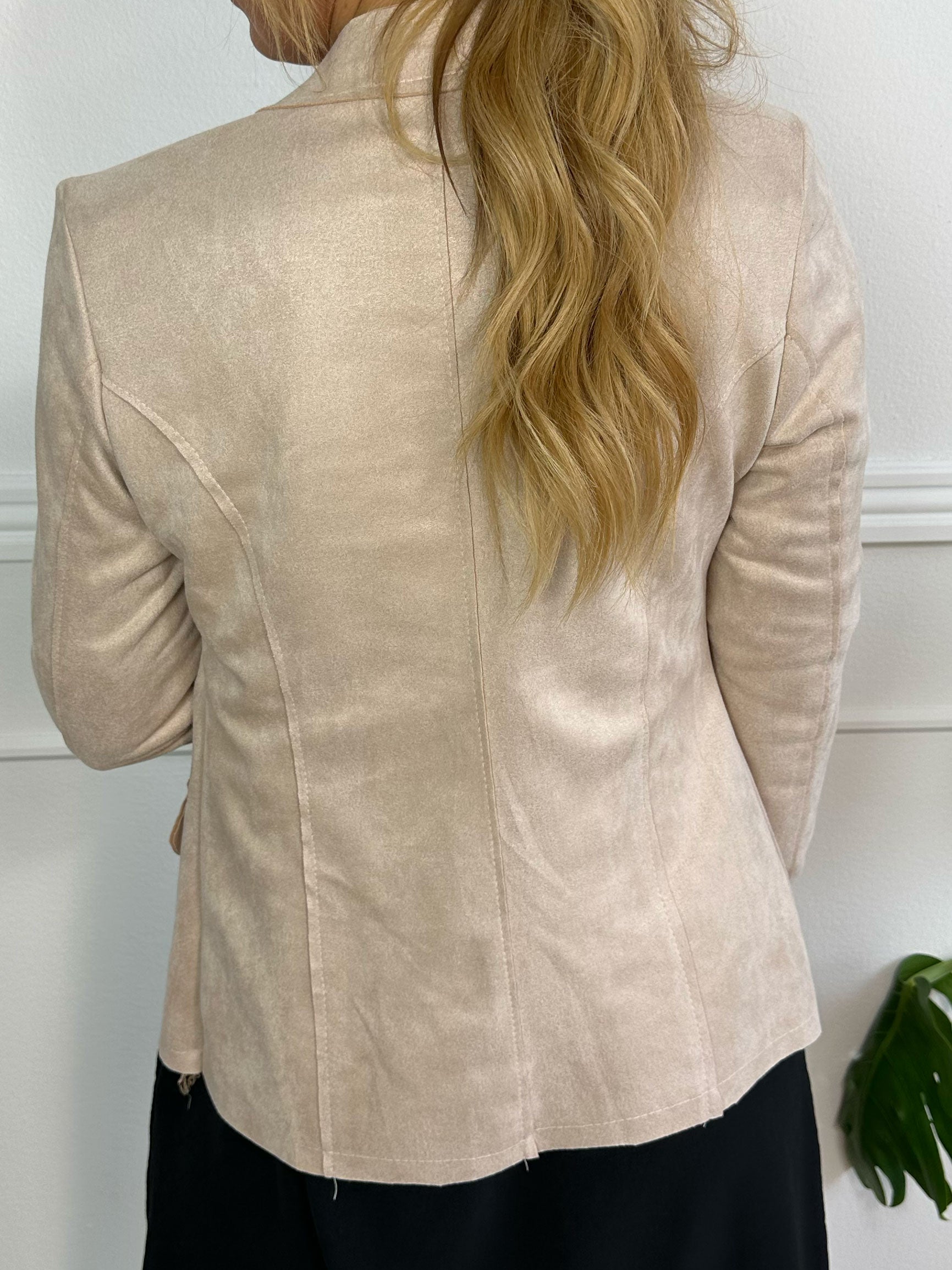 Larissa - Fin blazer i ruskindslook med knapper