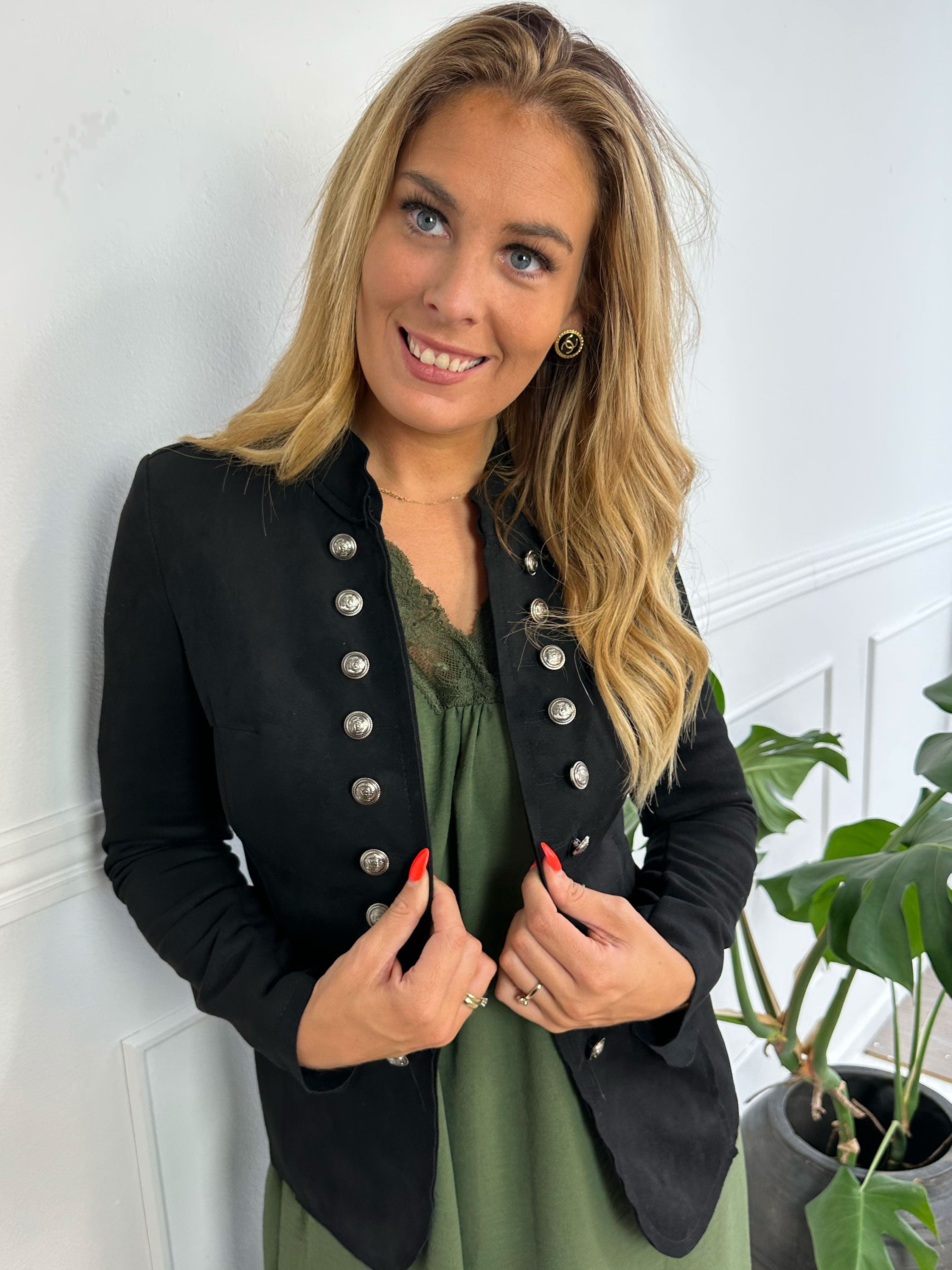 Larissa - Fin blazer i ruskindslook med knapper