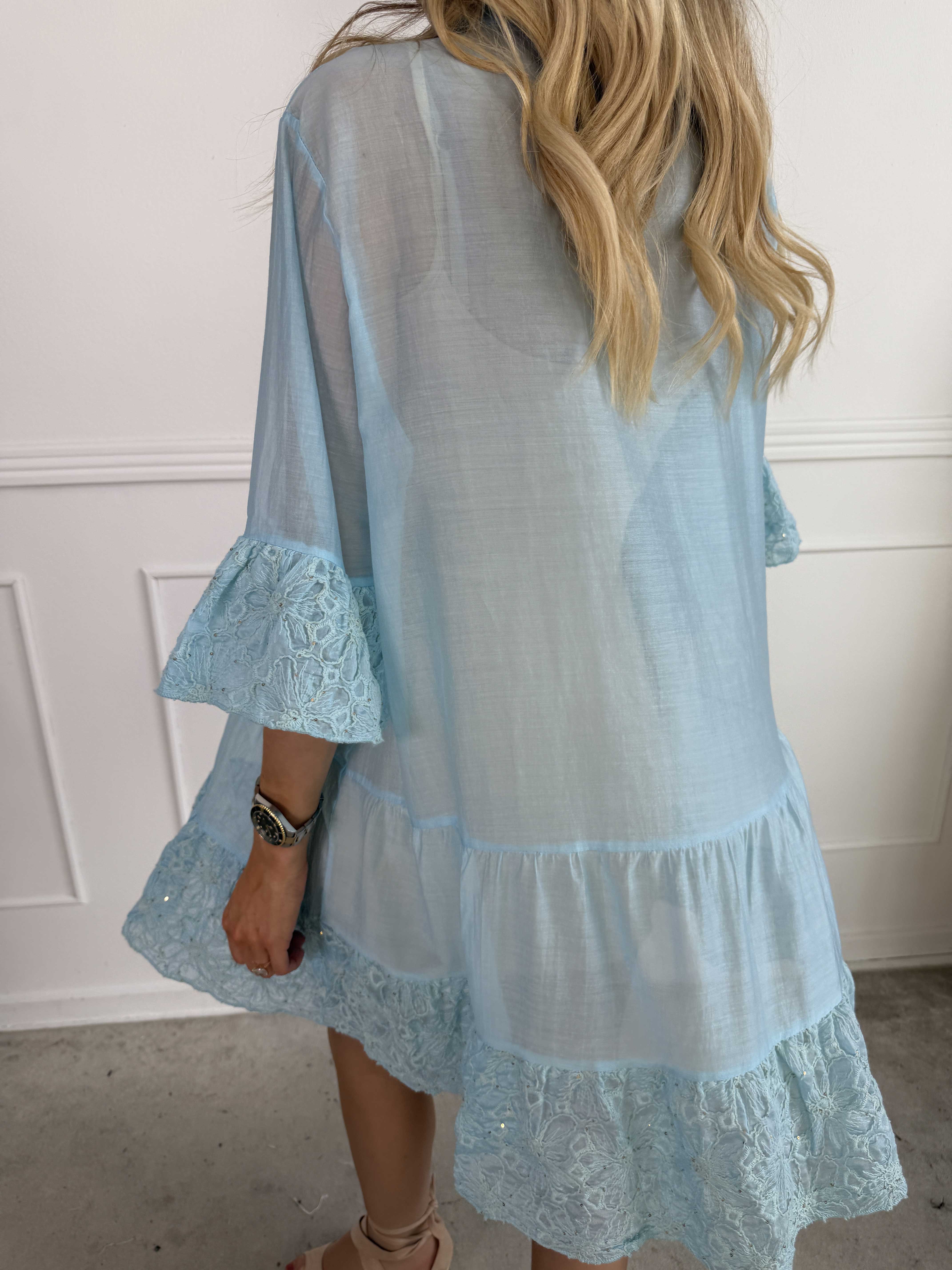 Latisha - Sød tunikakjole med fine, broderede detaljer og små pailletter