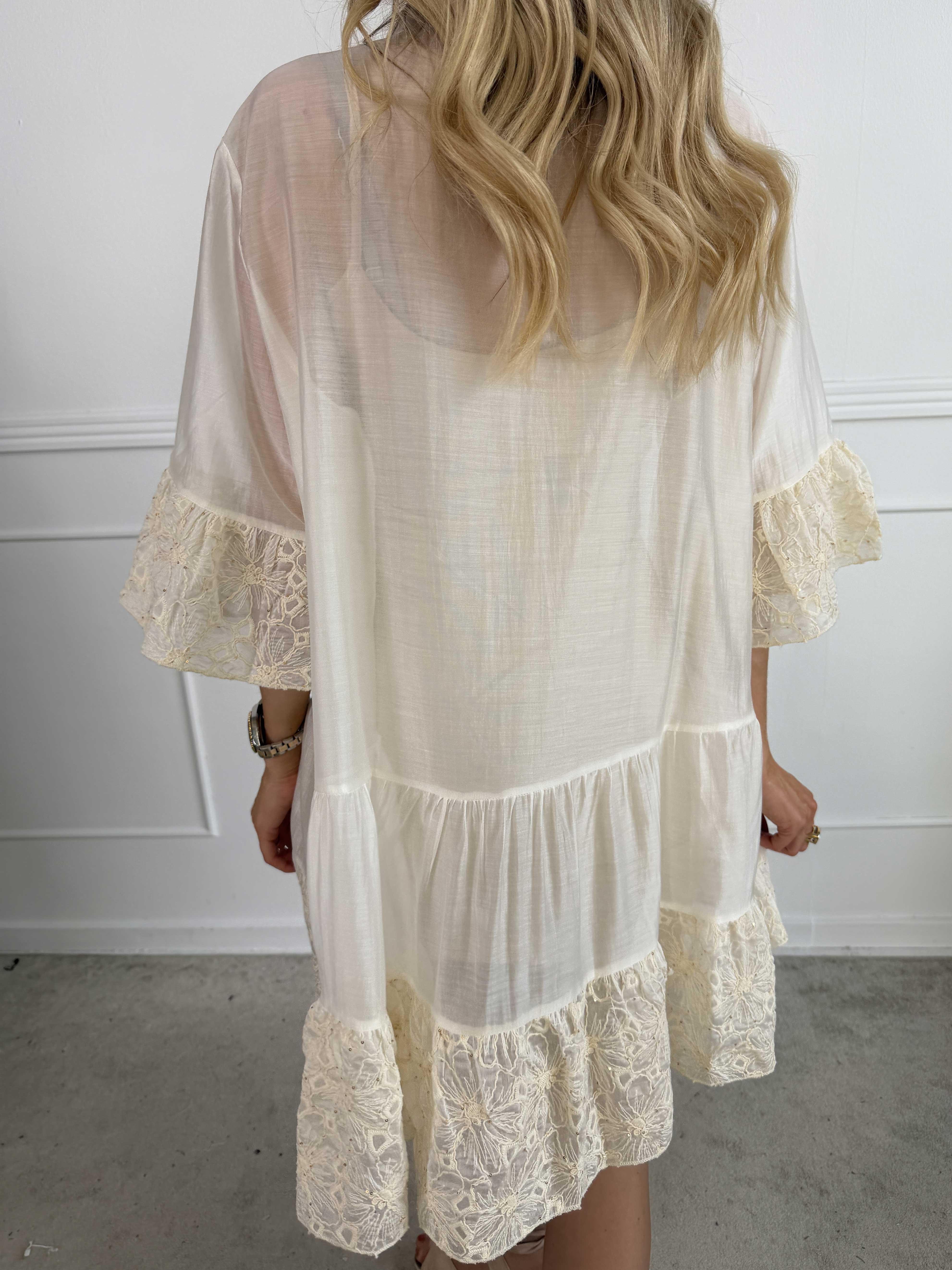 Latisha - Sød tunikakjole med fine, broderede detaljer og små pailletter