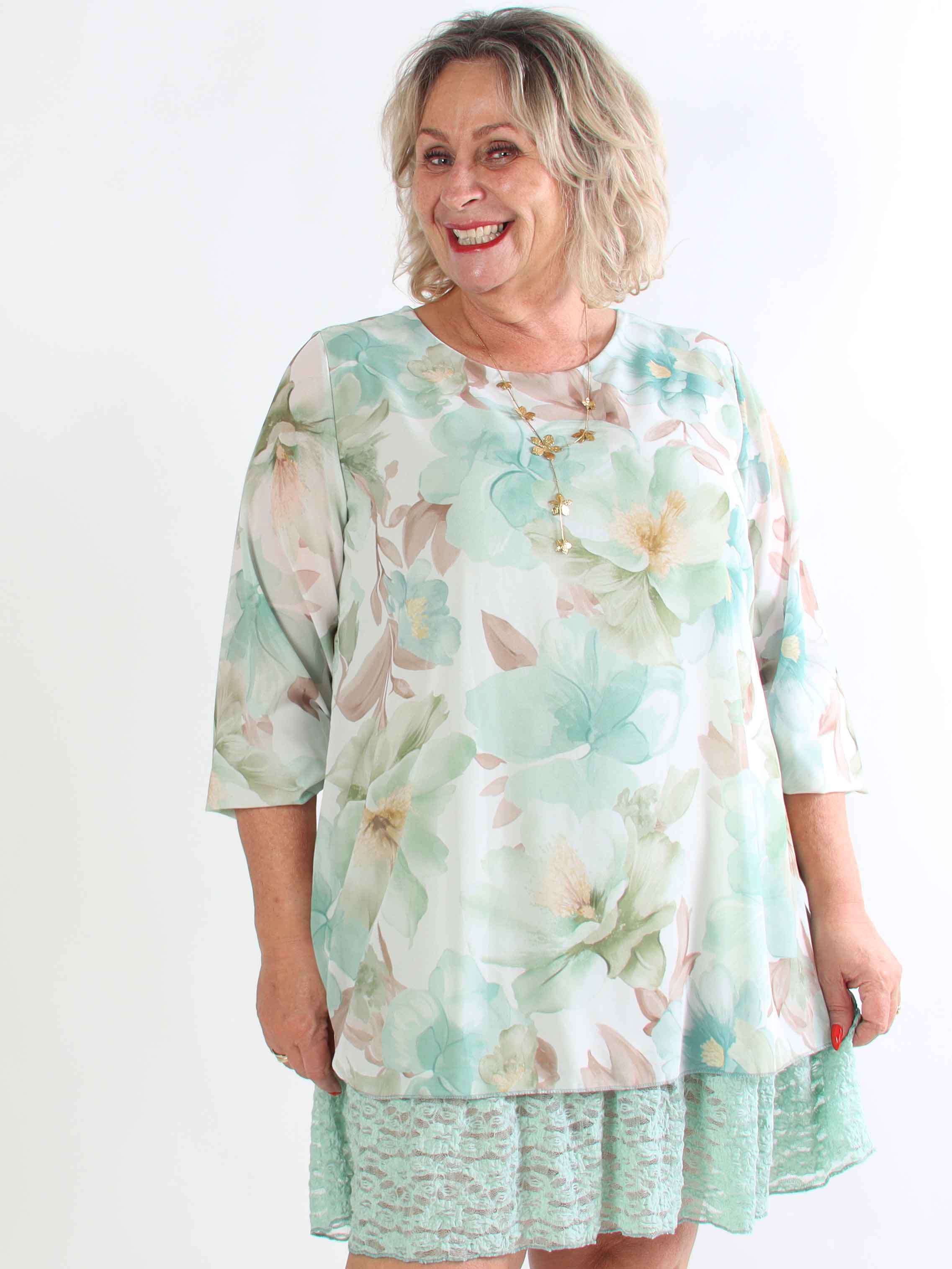 Lauren - Plus size tunikakjole i chiffon med blomsterprint og blondekant
