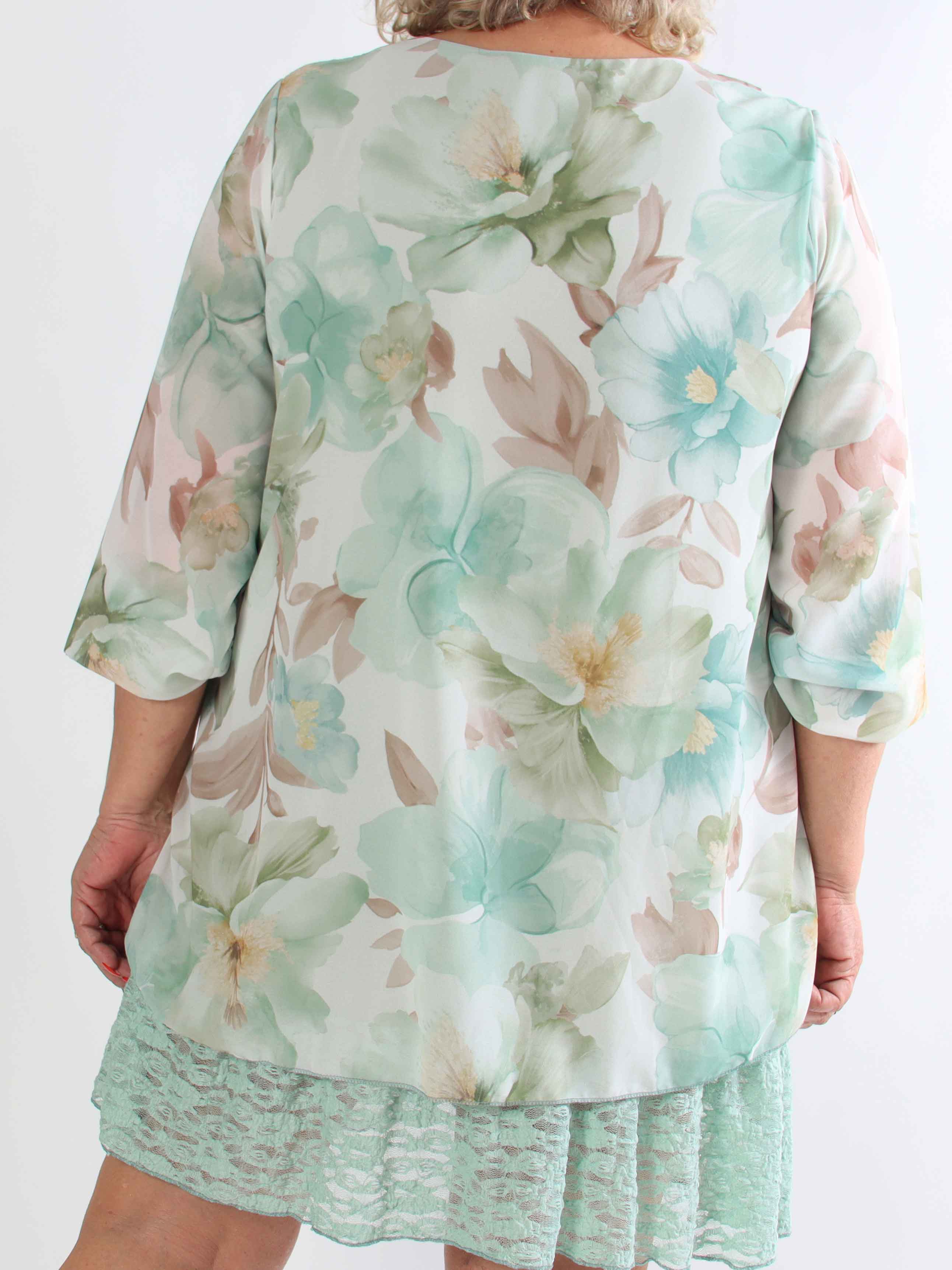 Lauren - Plus size tunikakjole i chiffon med blomsterprint og blondekant