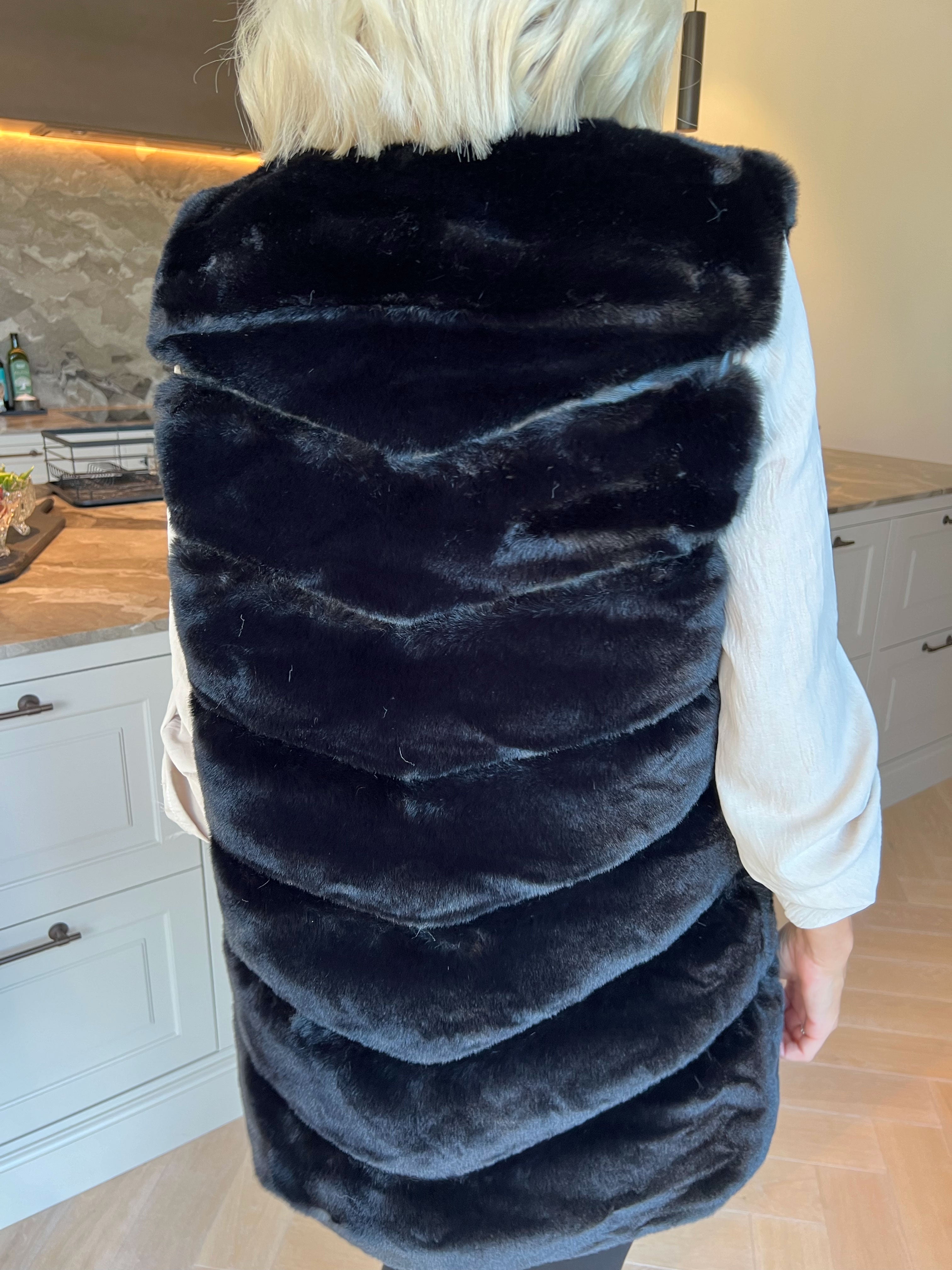 Lavinia - Blød og lækker faux fur-vest med et eksklusivt og elegant udtryk