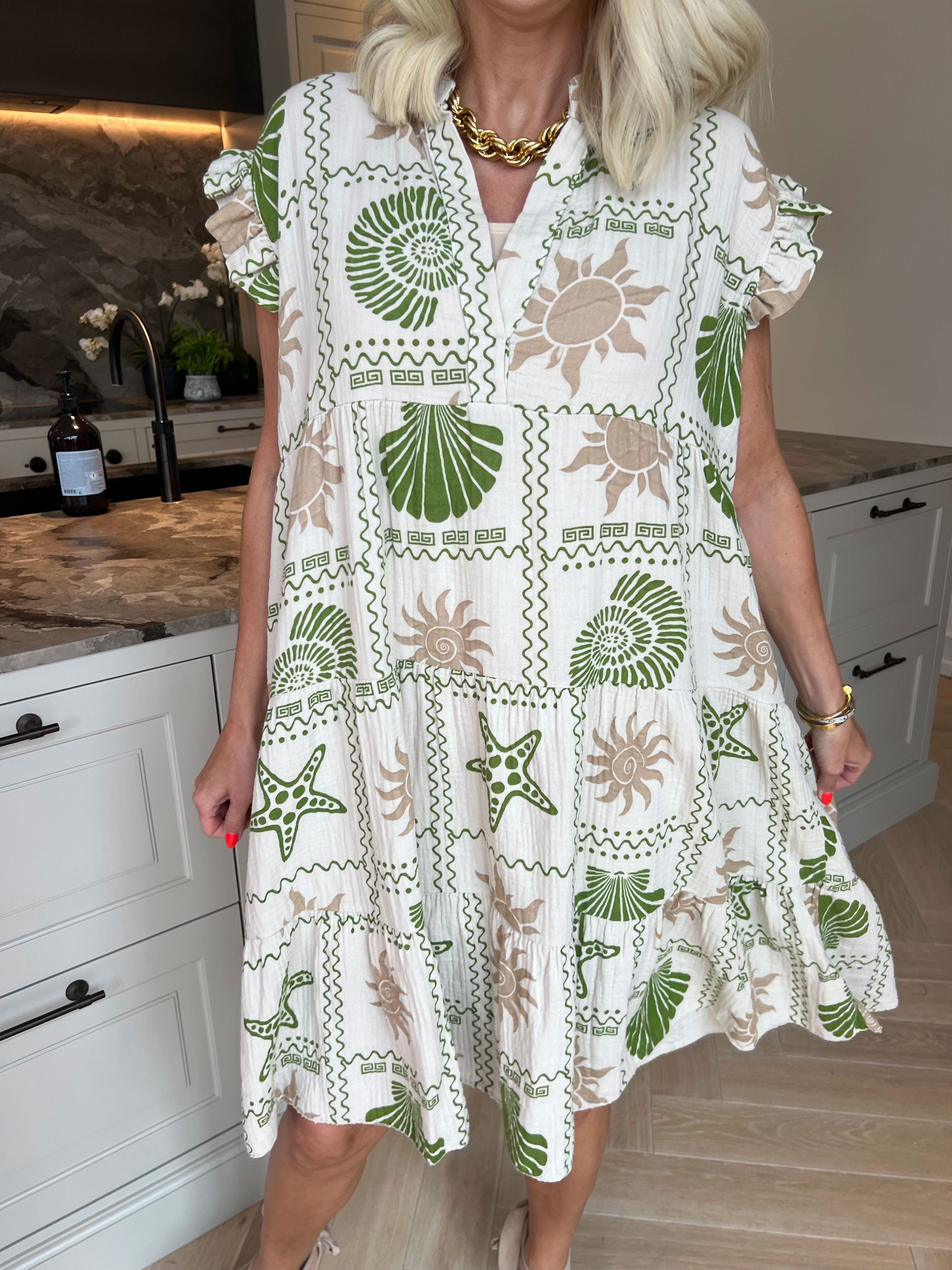 Layla - Kjole i lag på lag i blødt musselinstof med farverige sommermotiver