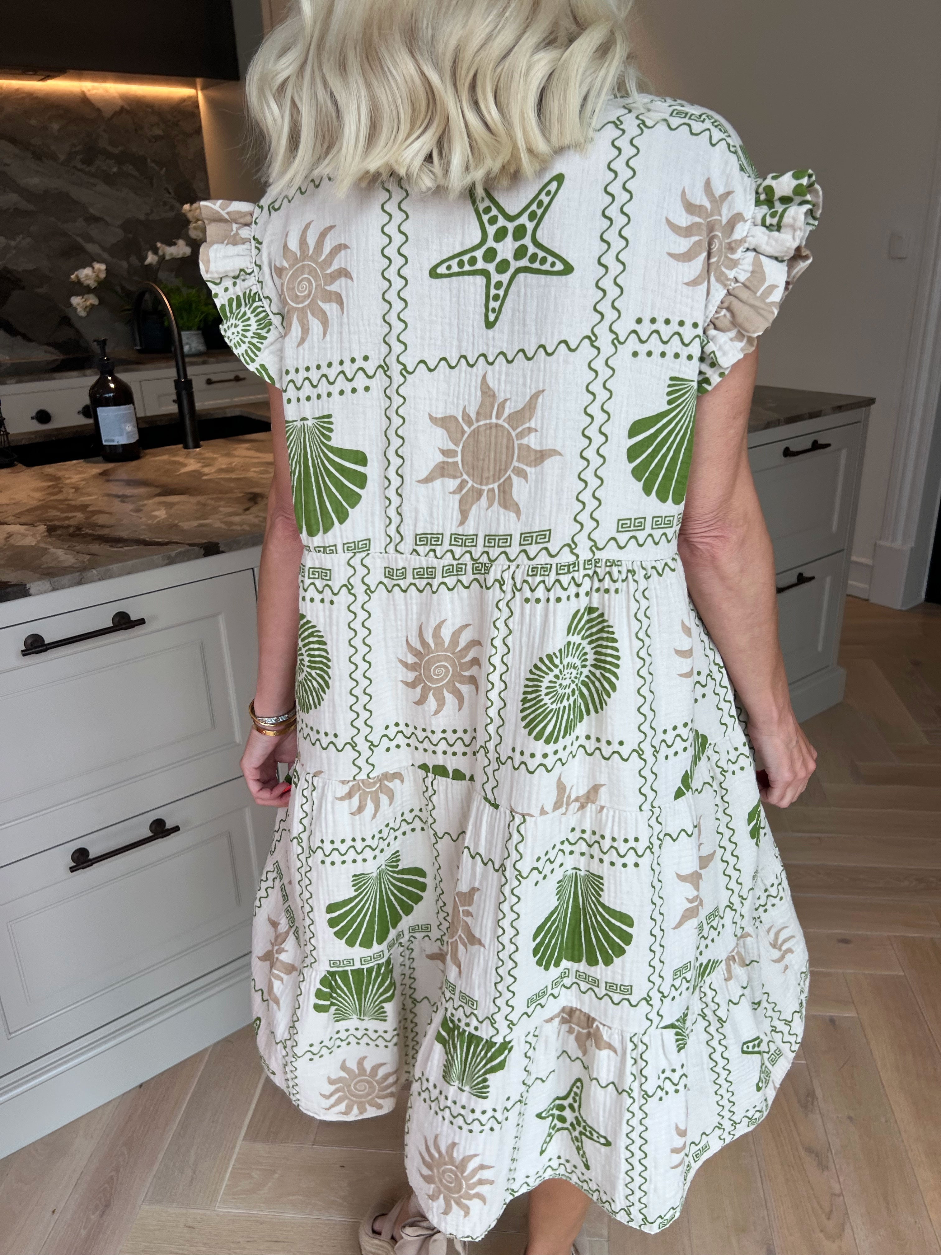 Layla - Plus size kjole i lag på lag i blødt musselinstof med sommermotiver