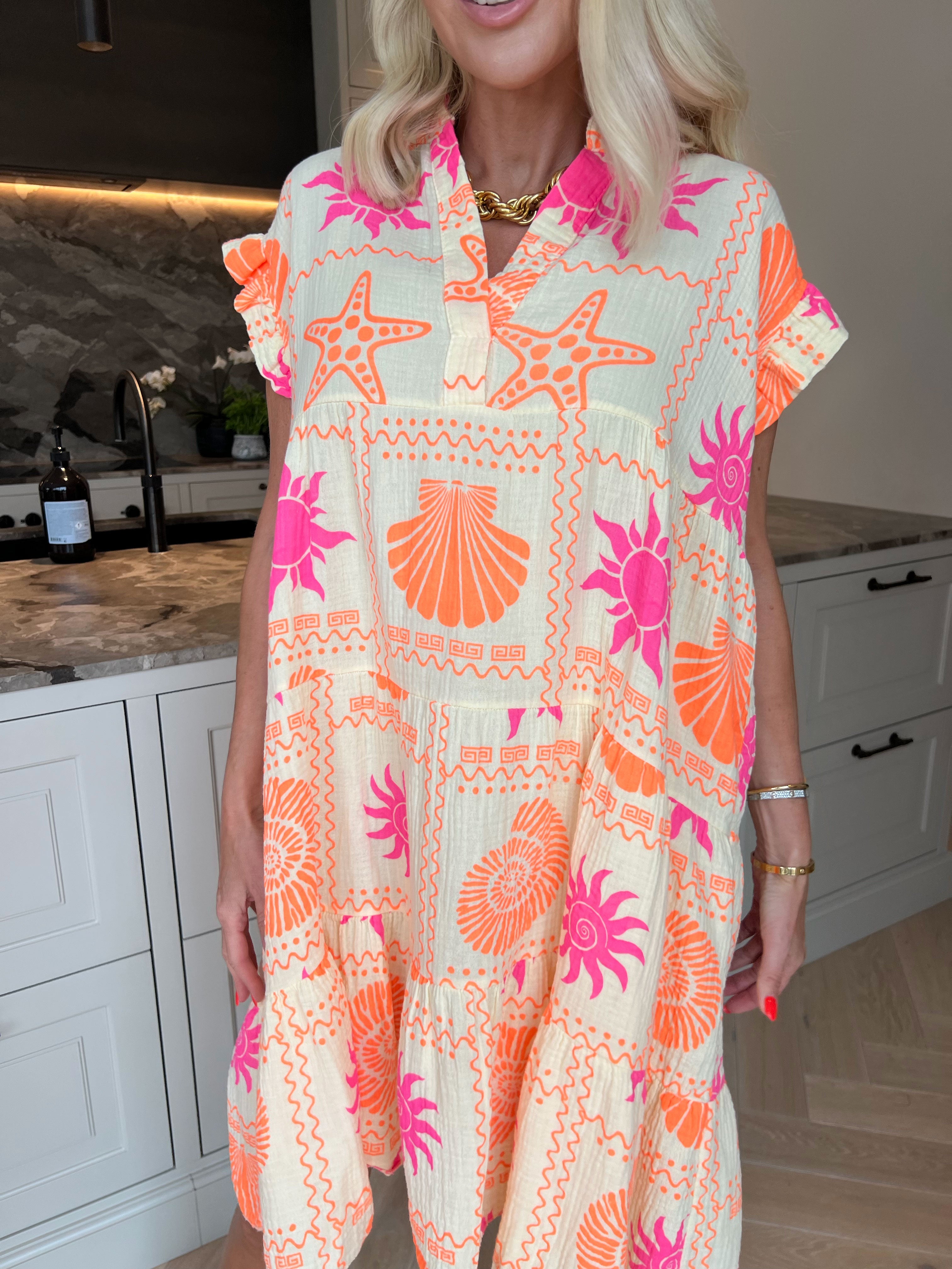 Layla - Plus size kjole i lag på lag i blødt musselinstof med sommermotiver