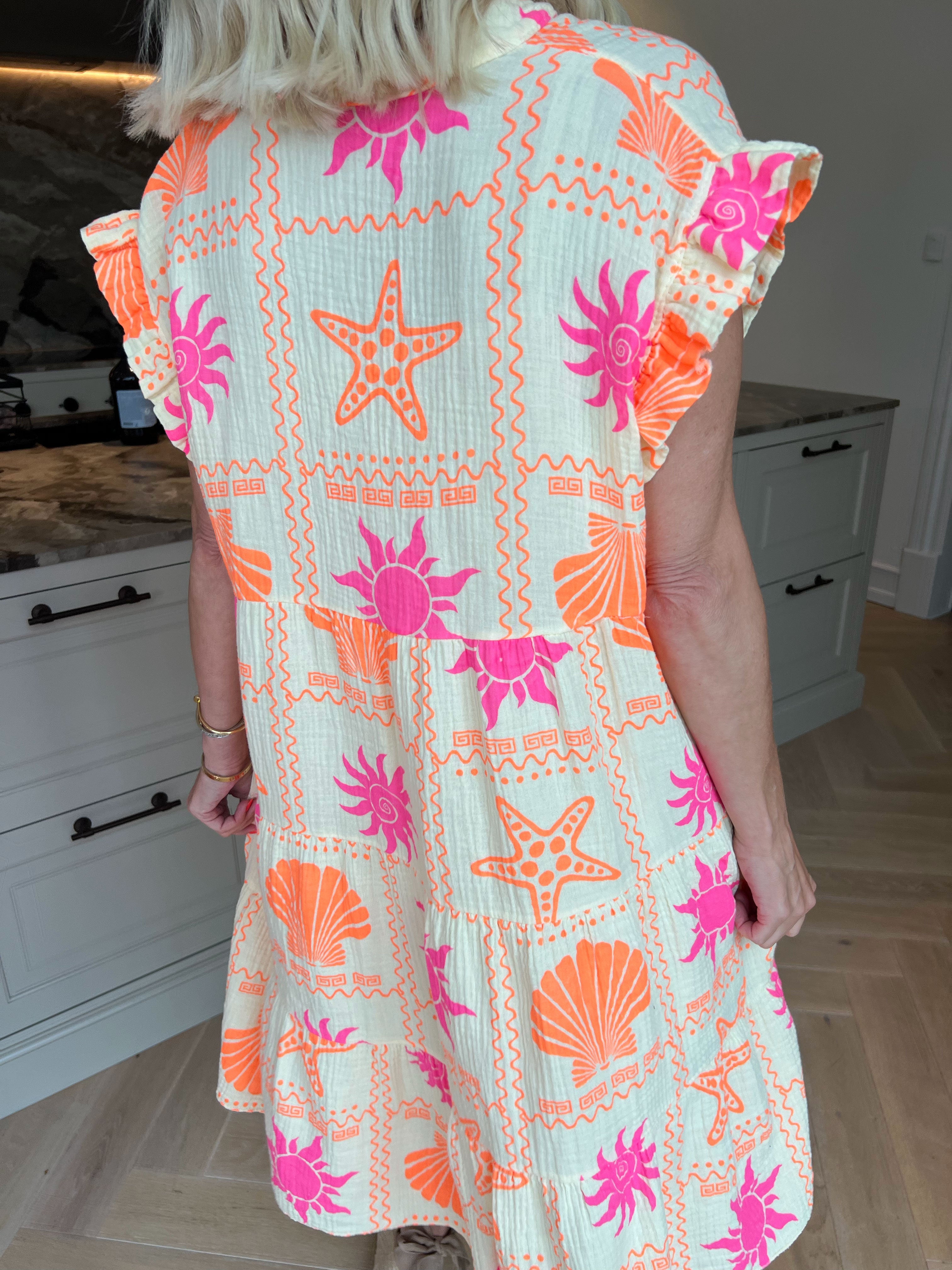 Layla - Plus size kjole i lag på lag i blødt musselinstof med sommermotiver
