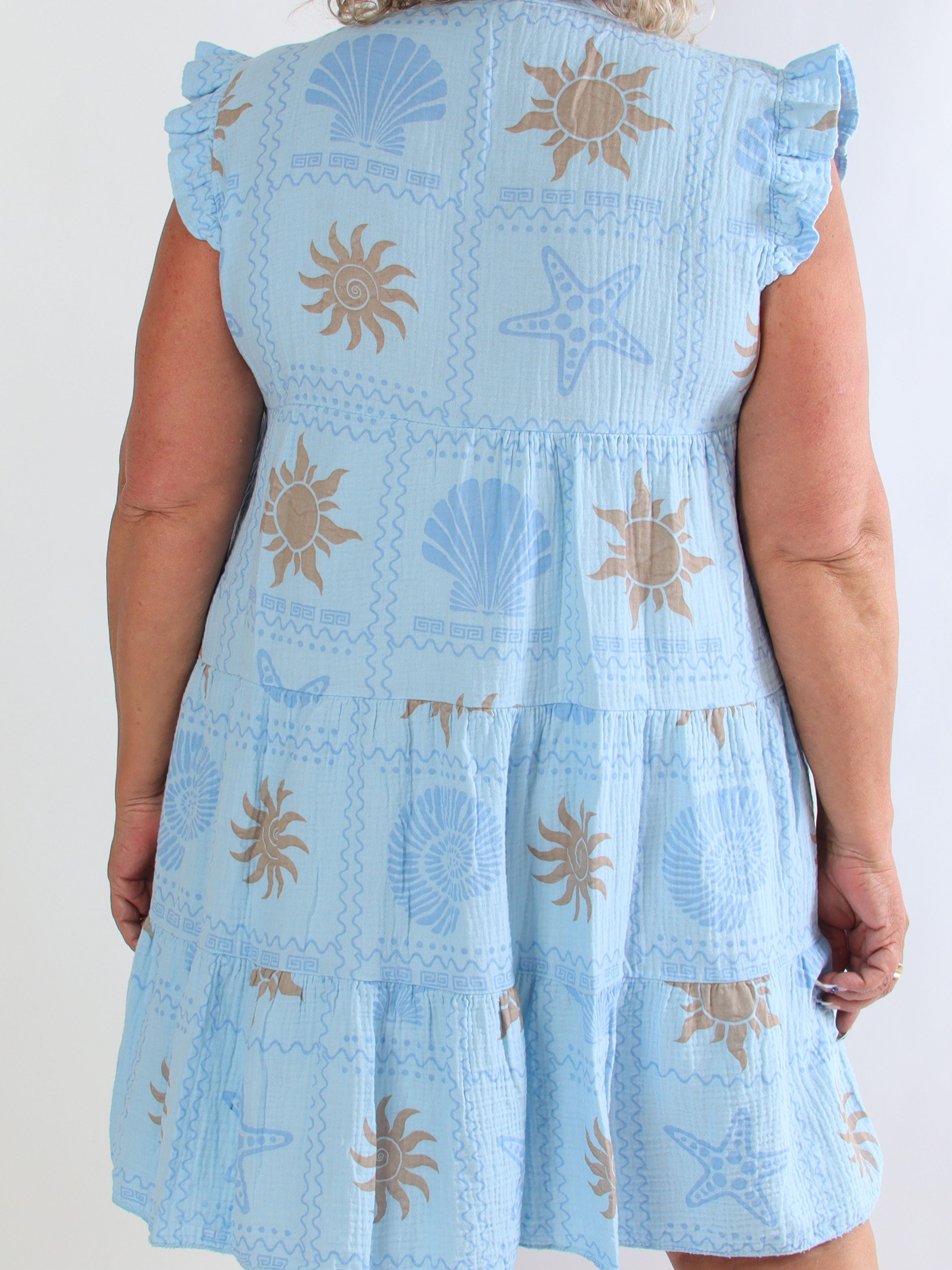 Layla - Plus size kjole i lag på lag i blødt musselinstof med sommermotiver
