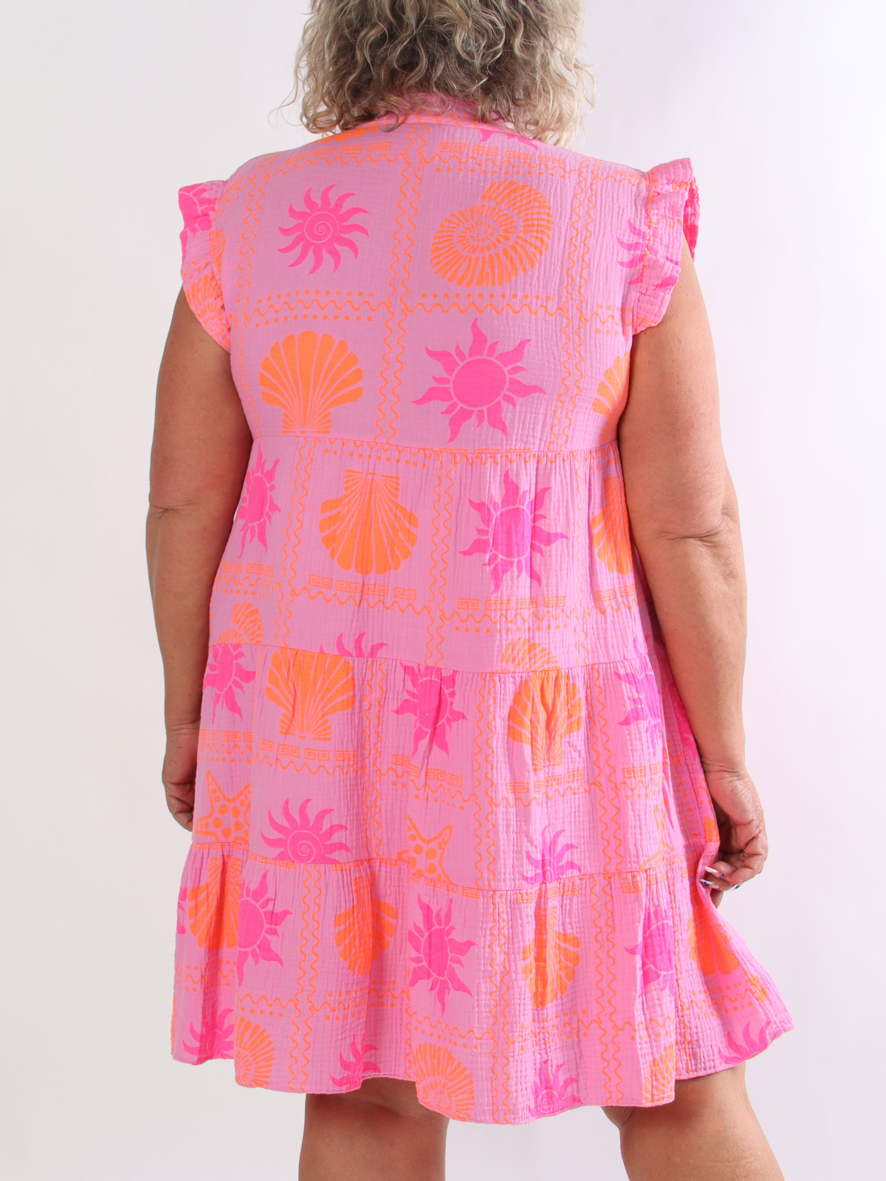 Layla - Plus size kjole i lag på lag i blødt musselinstof med sommermotiver