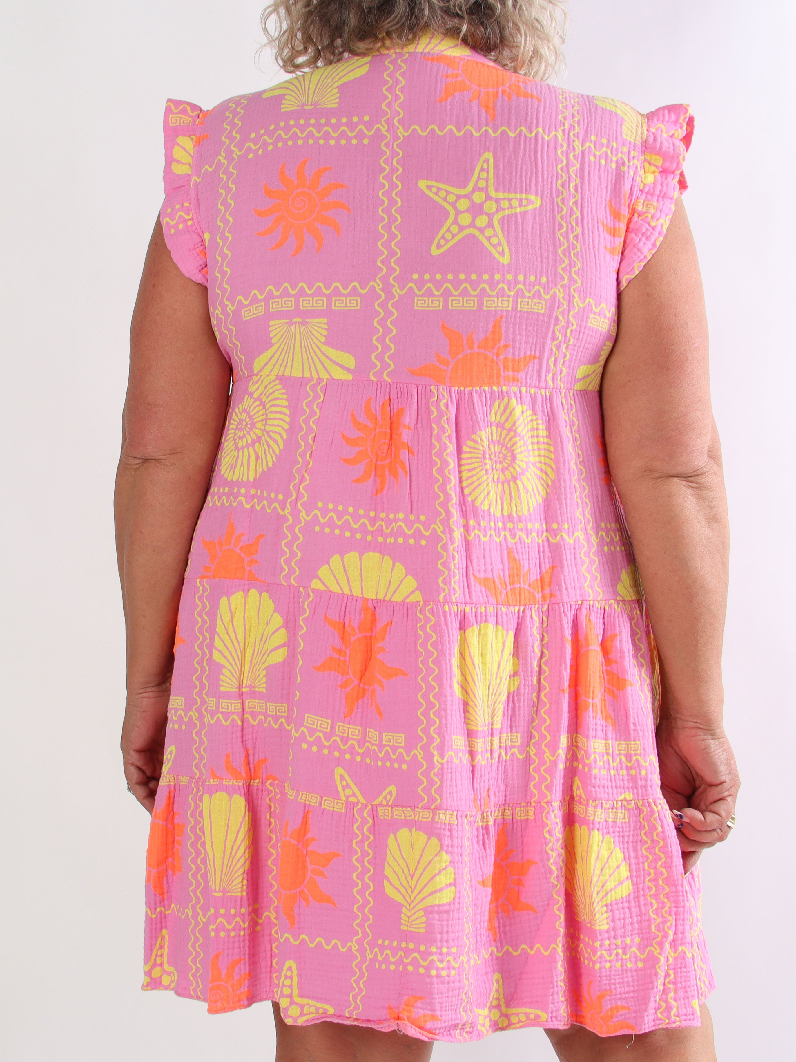 Layla - Plus size kjole i lag på lag i blødt musselinstof med sommermotiver