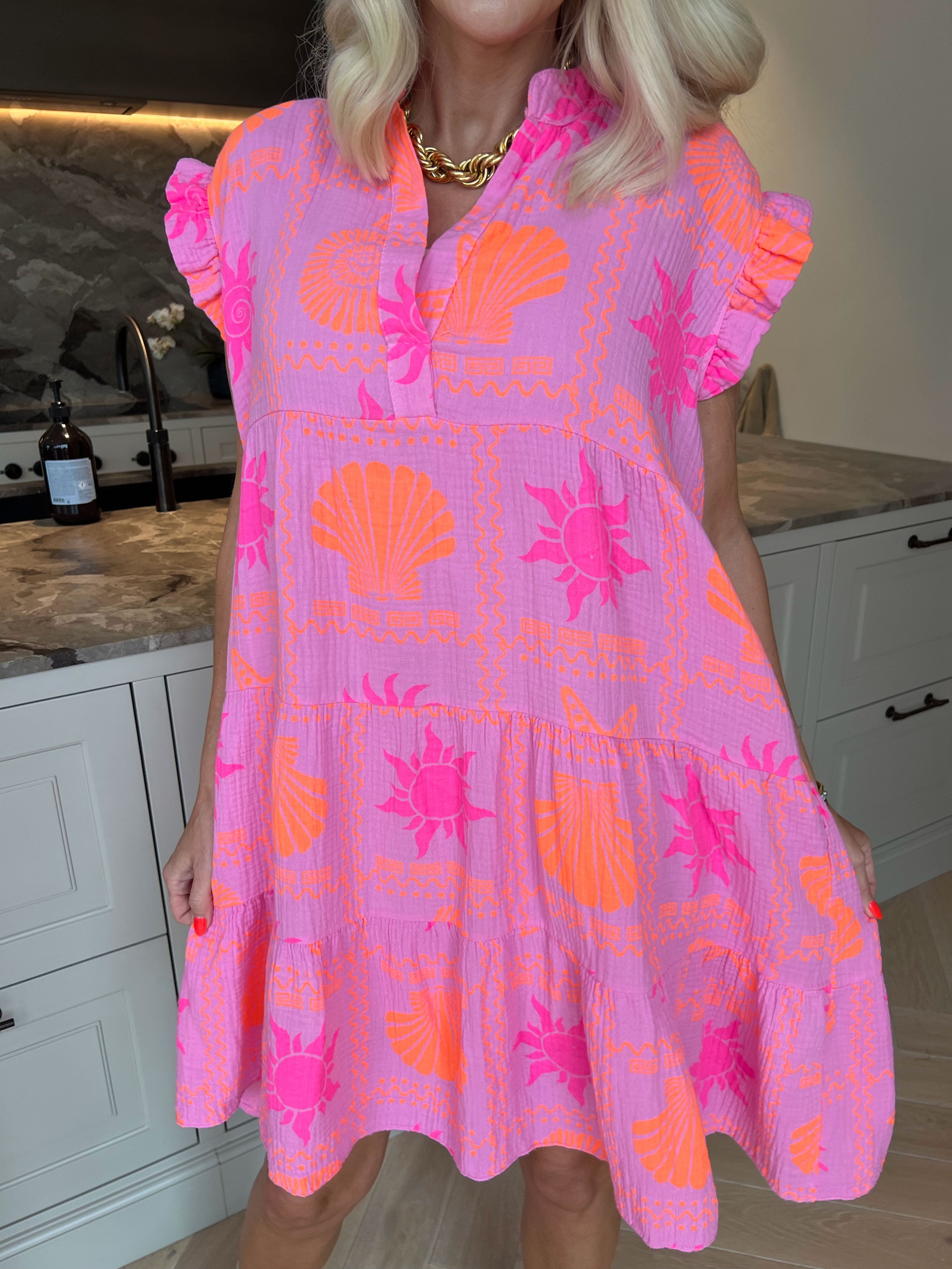 Layla - Plus size kjole i lag på lag i blødt musselinstof med sommermotiver
