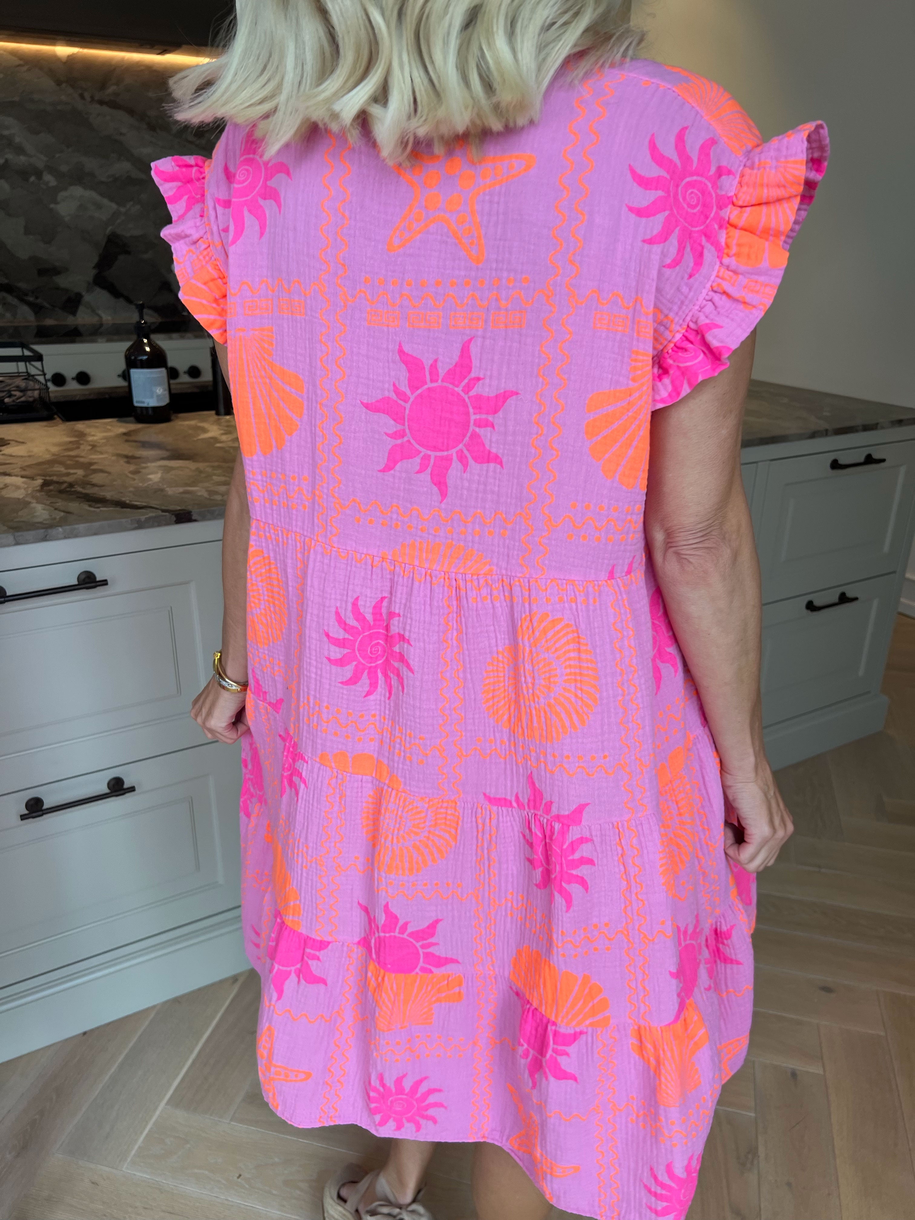 Layla - Plus size kjole i lag på lag i blødt musselinstof med sommermotiver