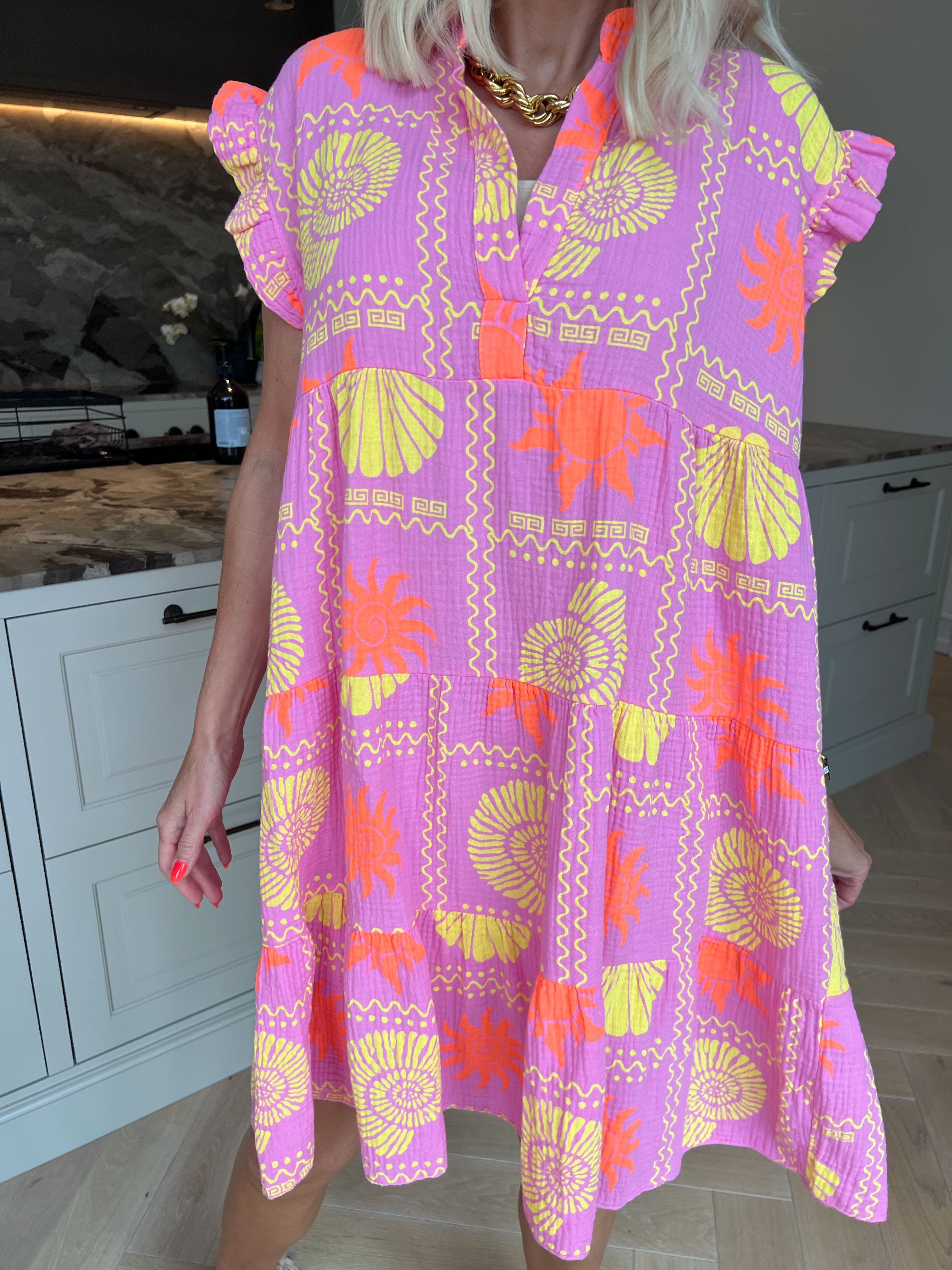 Layla - Plus size kjole i lag på lag i blødt musselinstof med sommermotiver