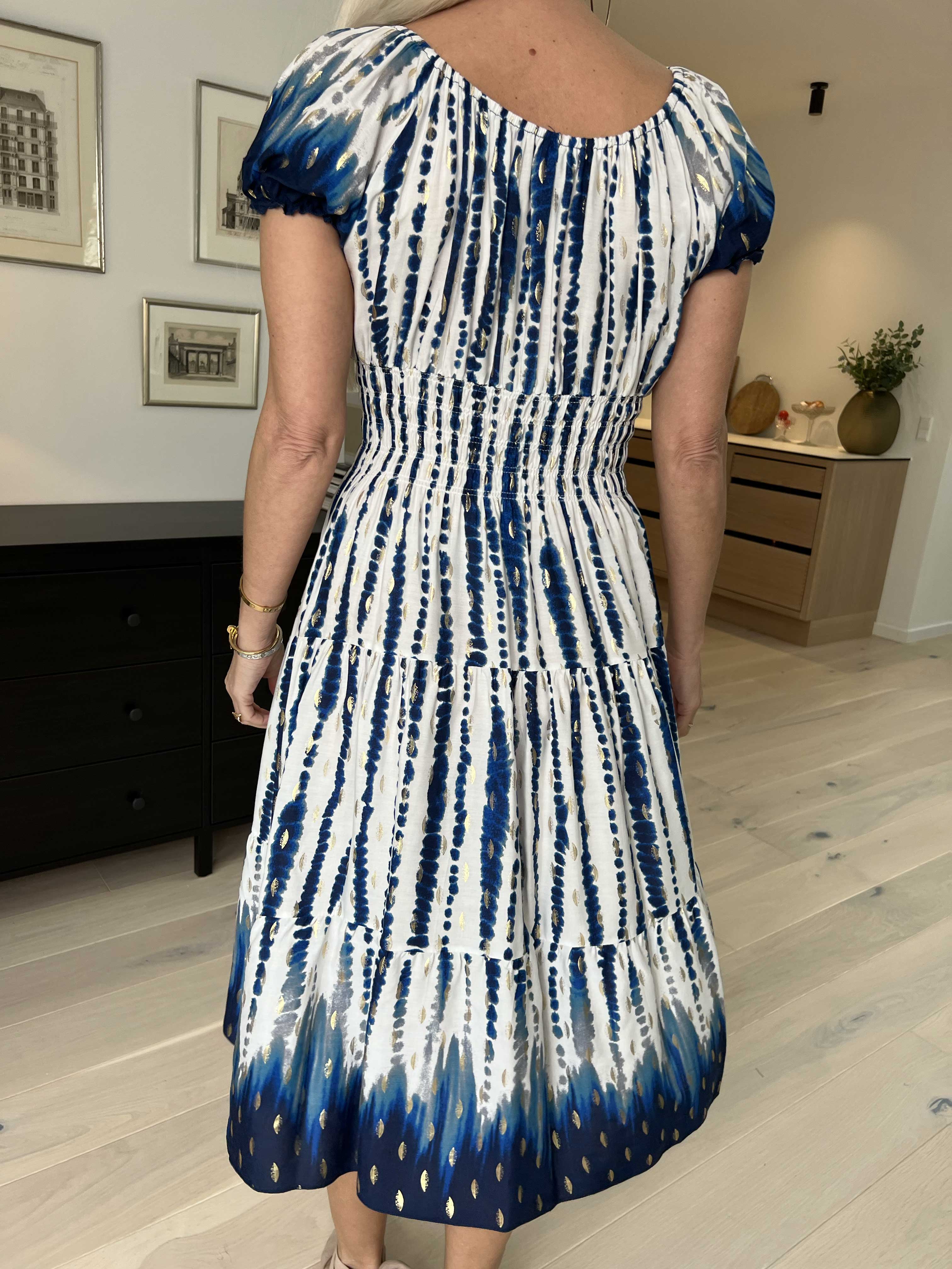 Lea - Sød kjole med smock i livet og i udskæringen