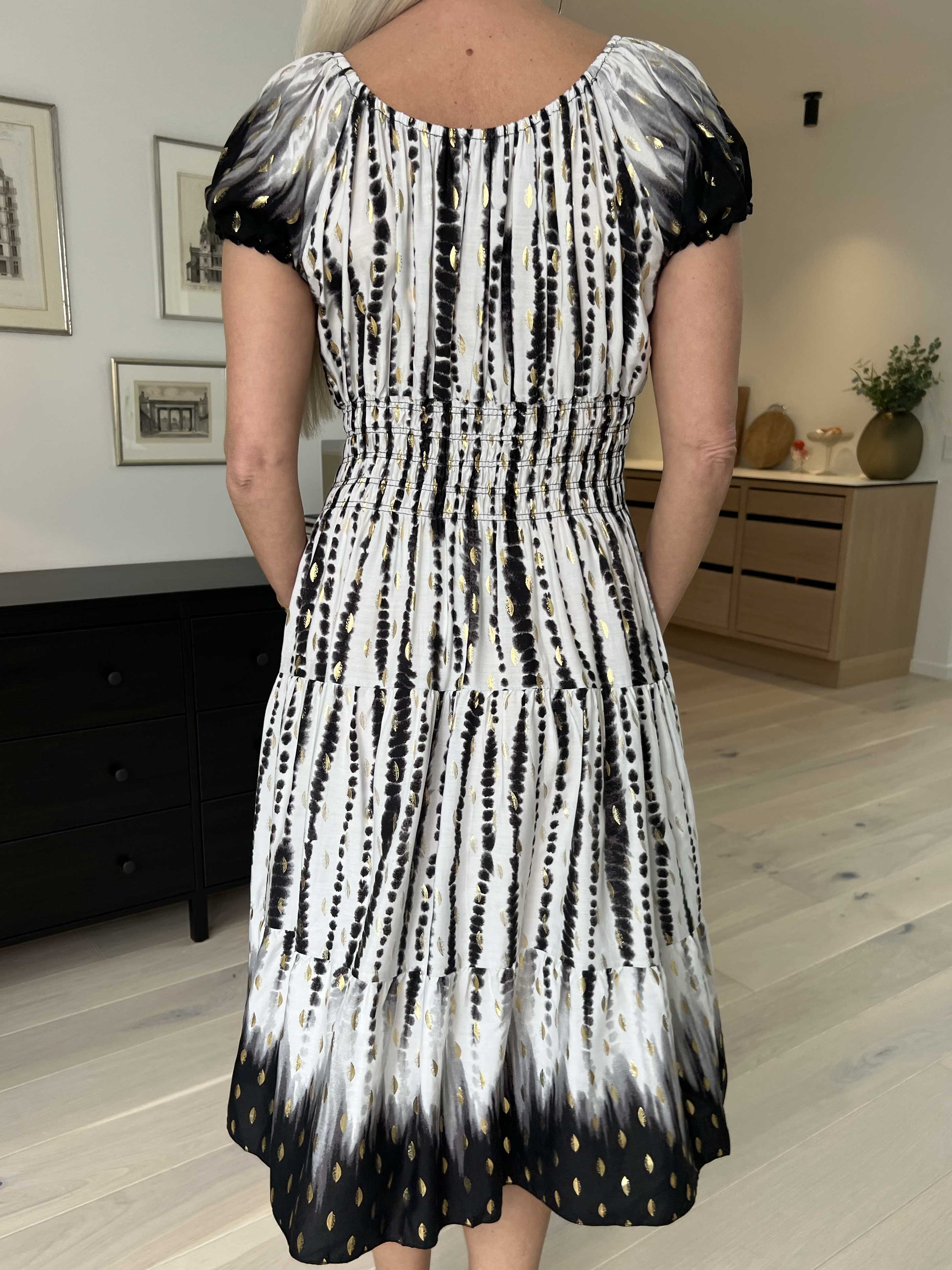 Lea - Sød kjole med smock i livet og i udskæringen