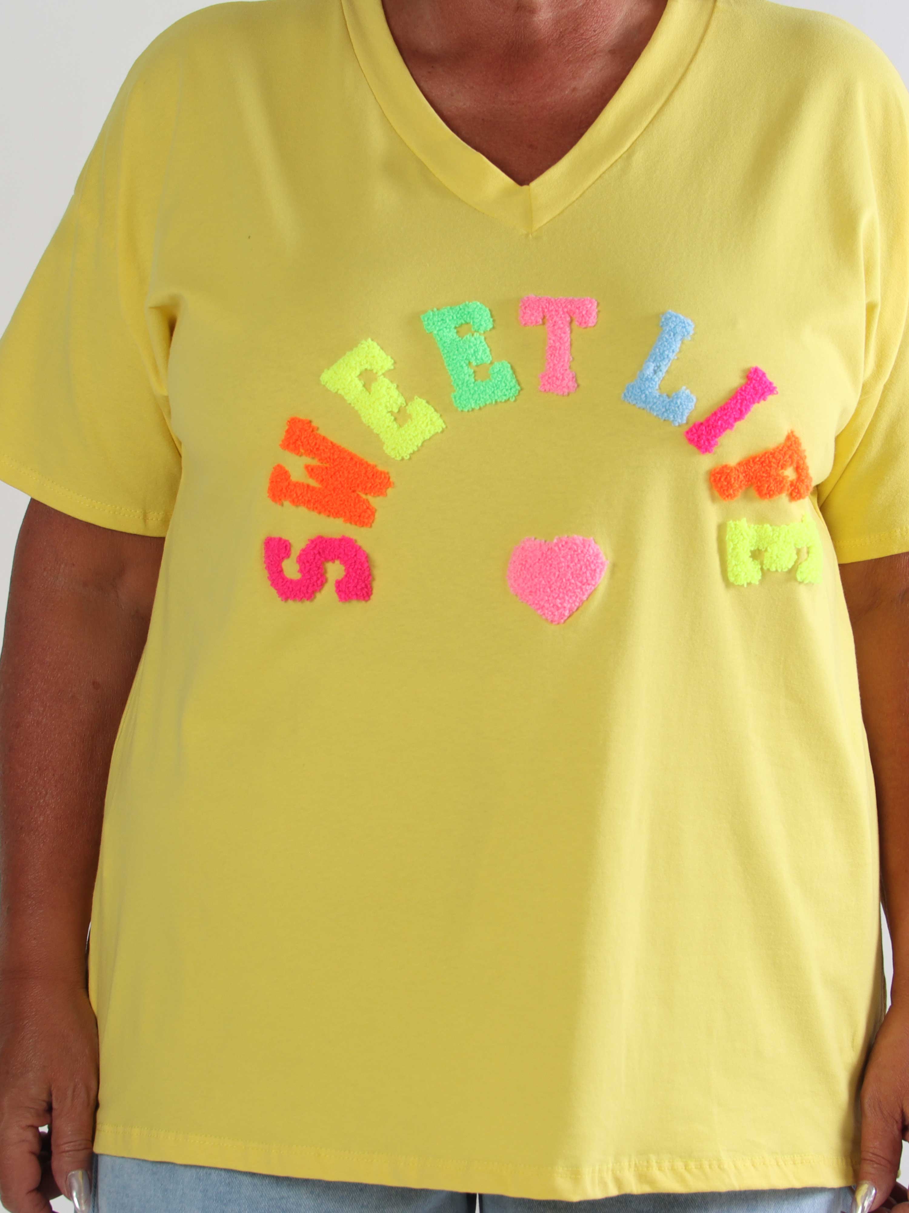 Leini - Plus size t-shirt i bomuld med v-udskæring og farverigt skrift