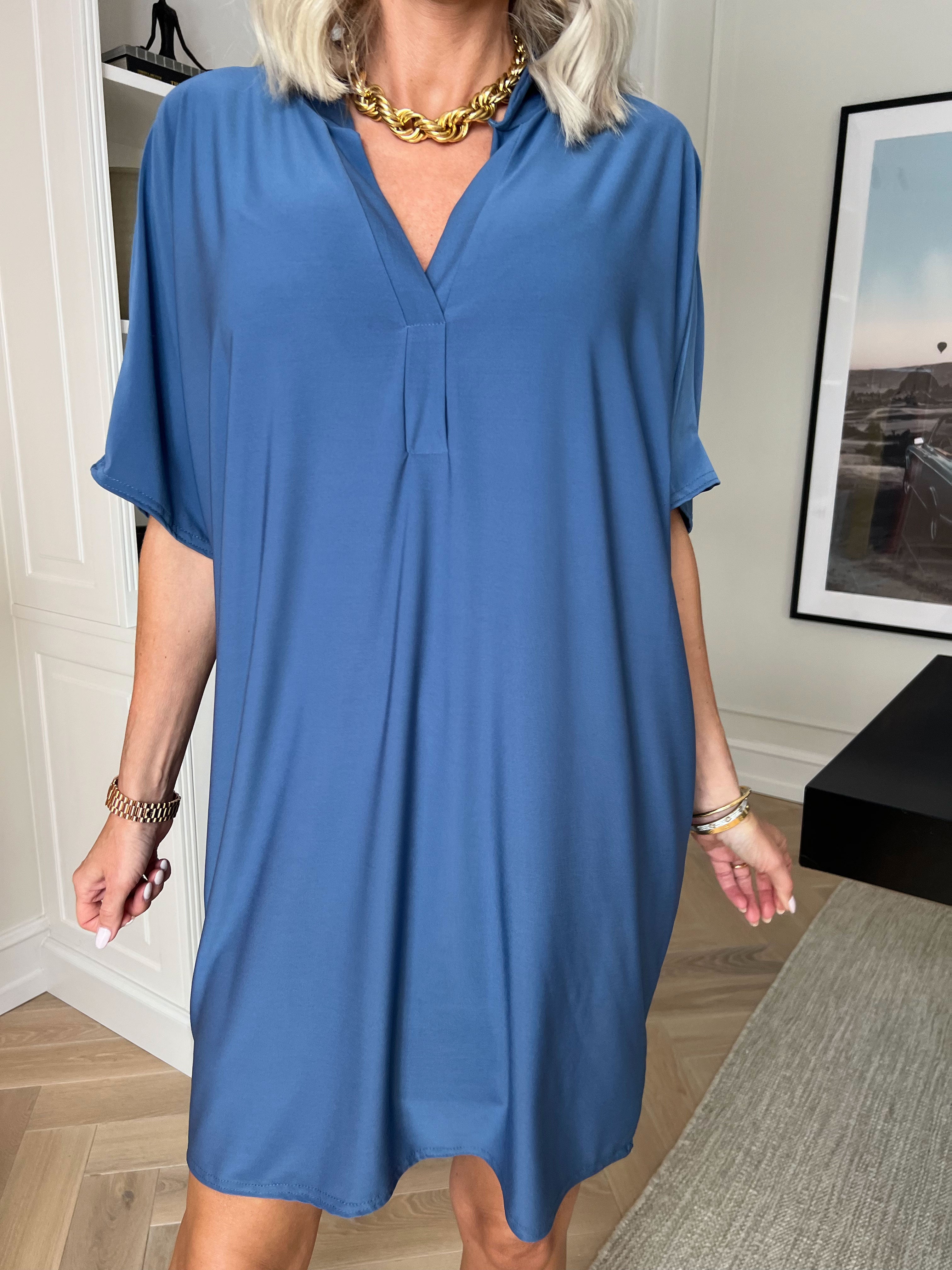 Lenna - Simpel ensfarvet kjole i elastisk stof