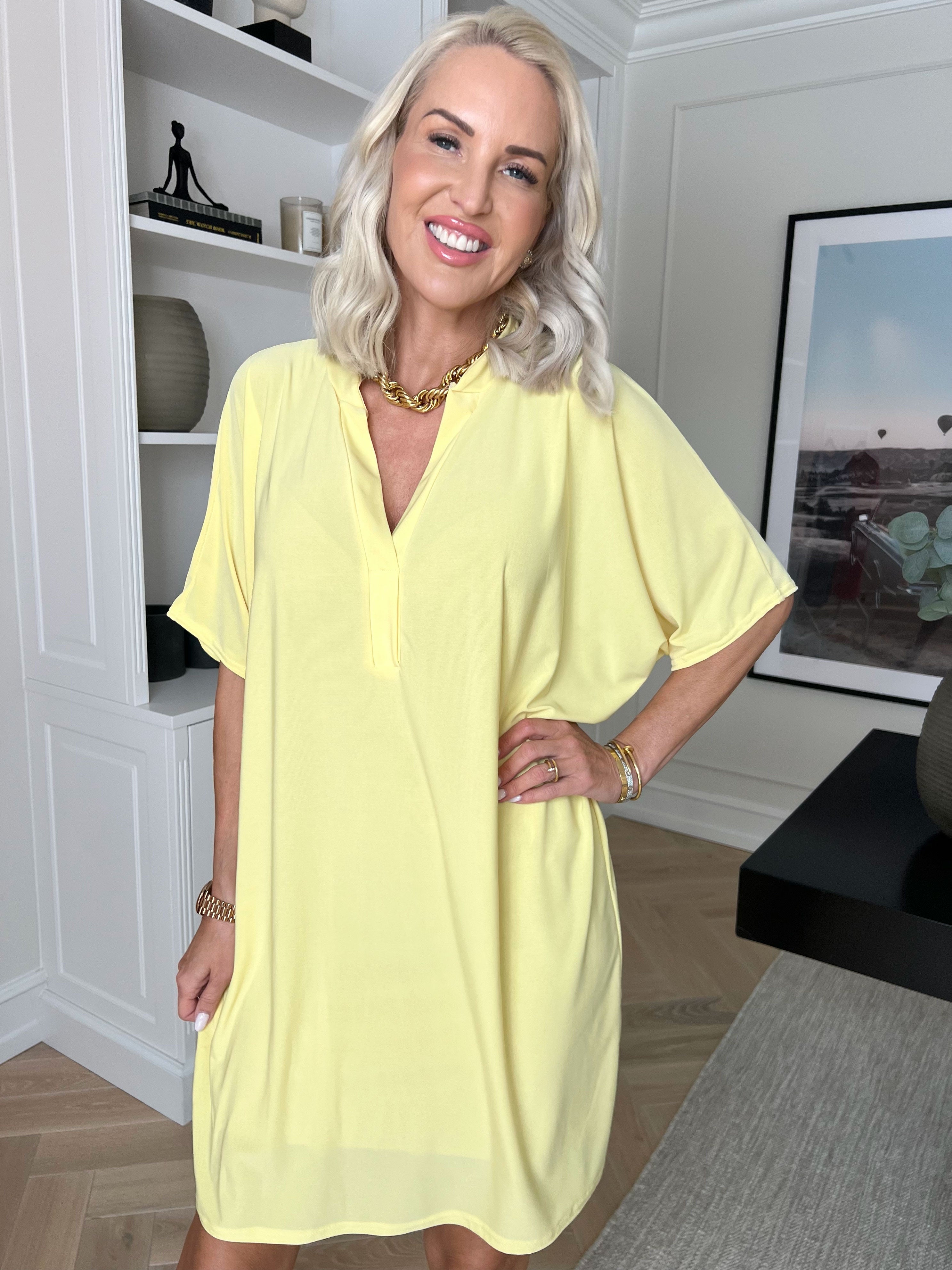 Lenna - Simpel ensfarvet kjole i elastisk stof