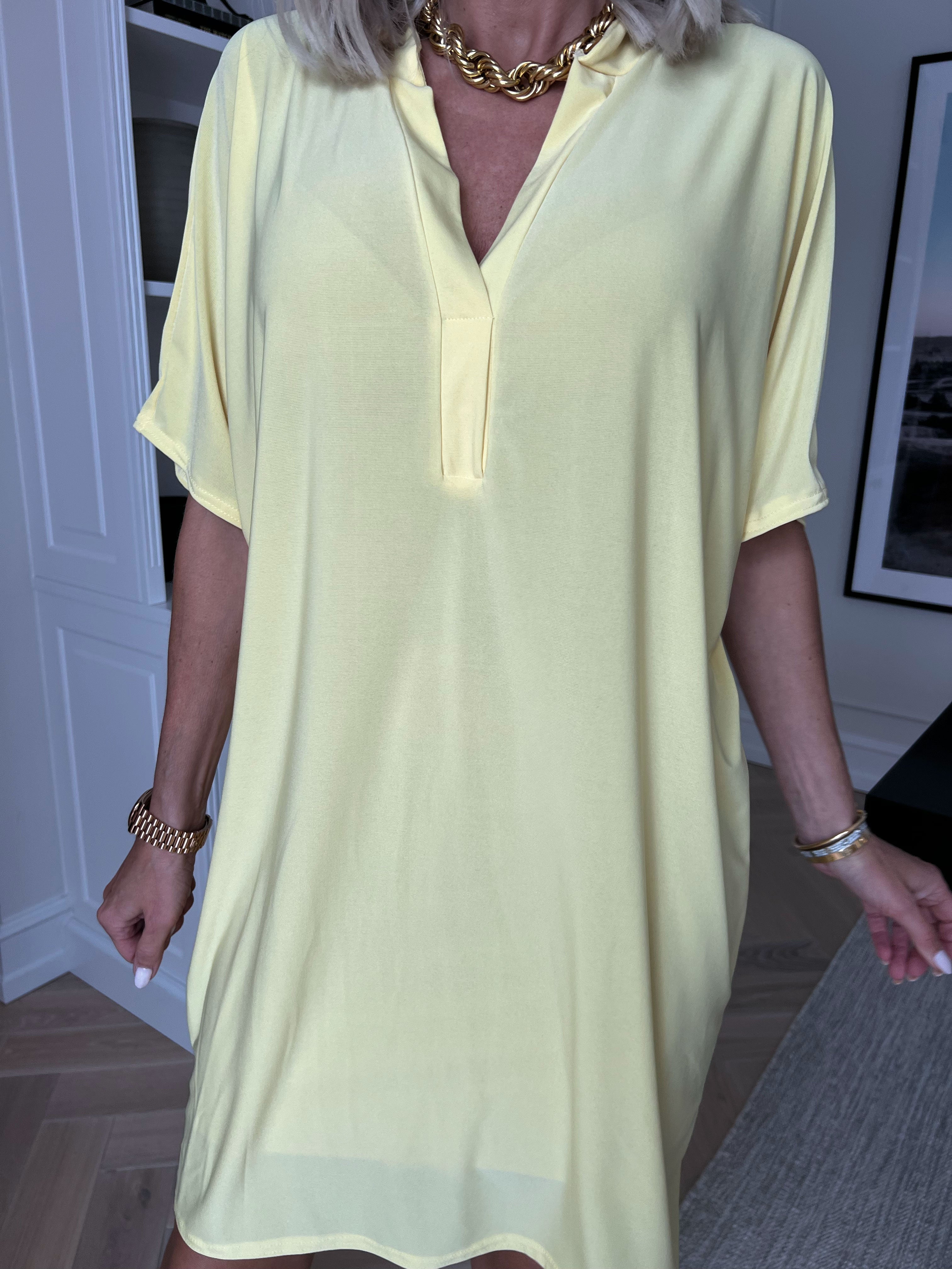 Lenna - Simpel ensfarvet kjole i elastisk stof