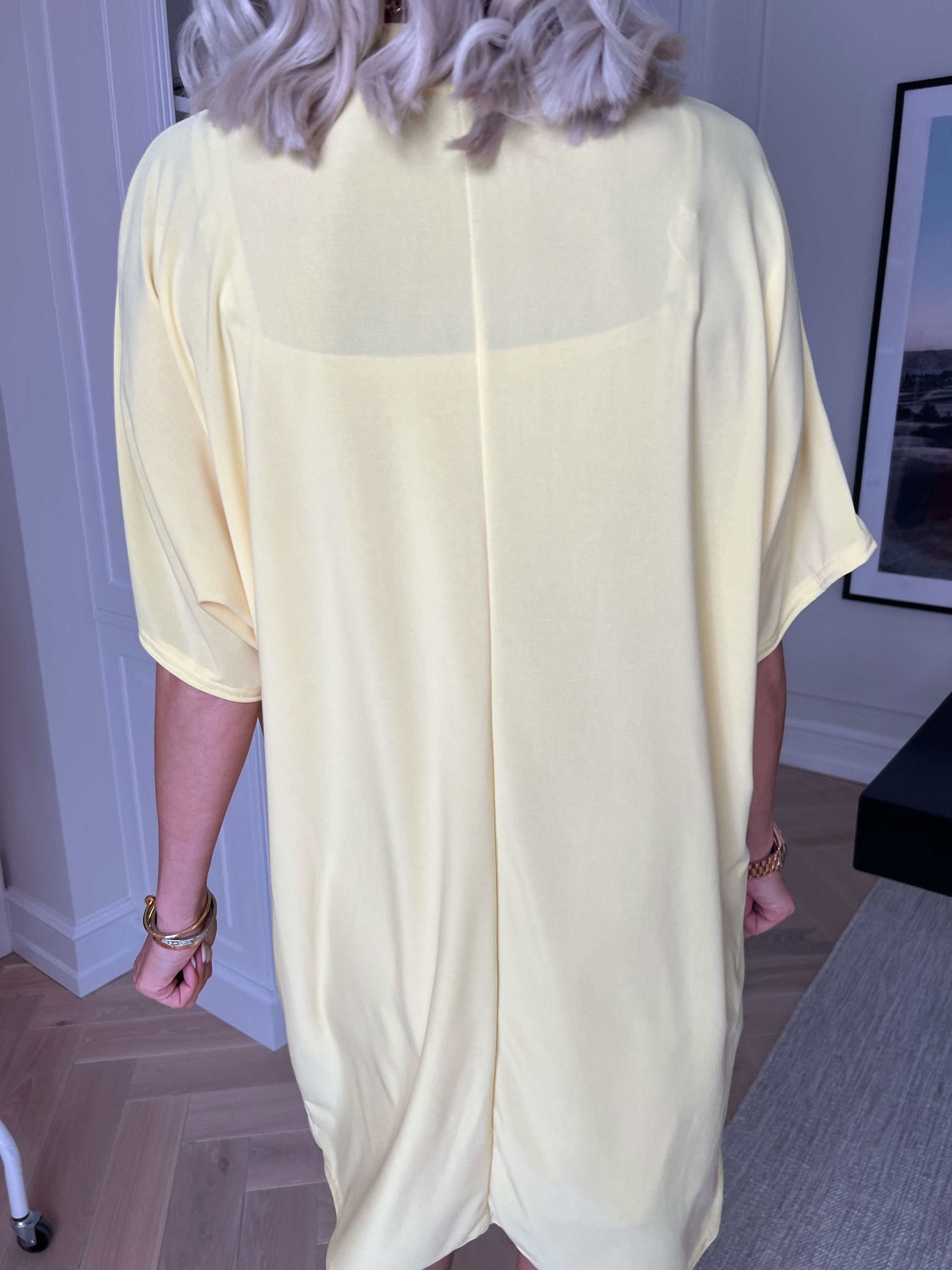 Lenna - Simpel ensfarvet kjole i elastisk stof