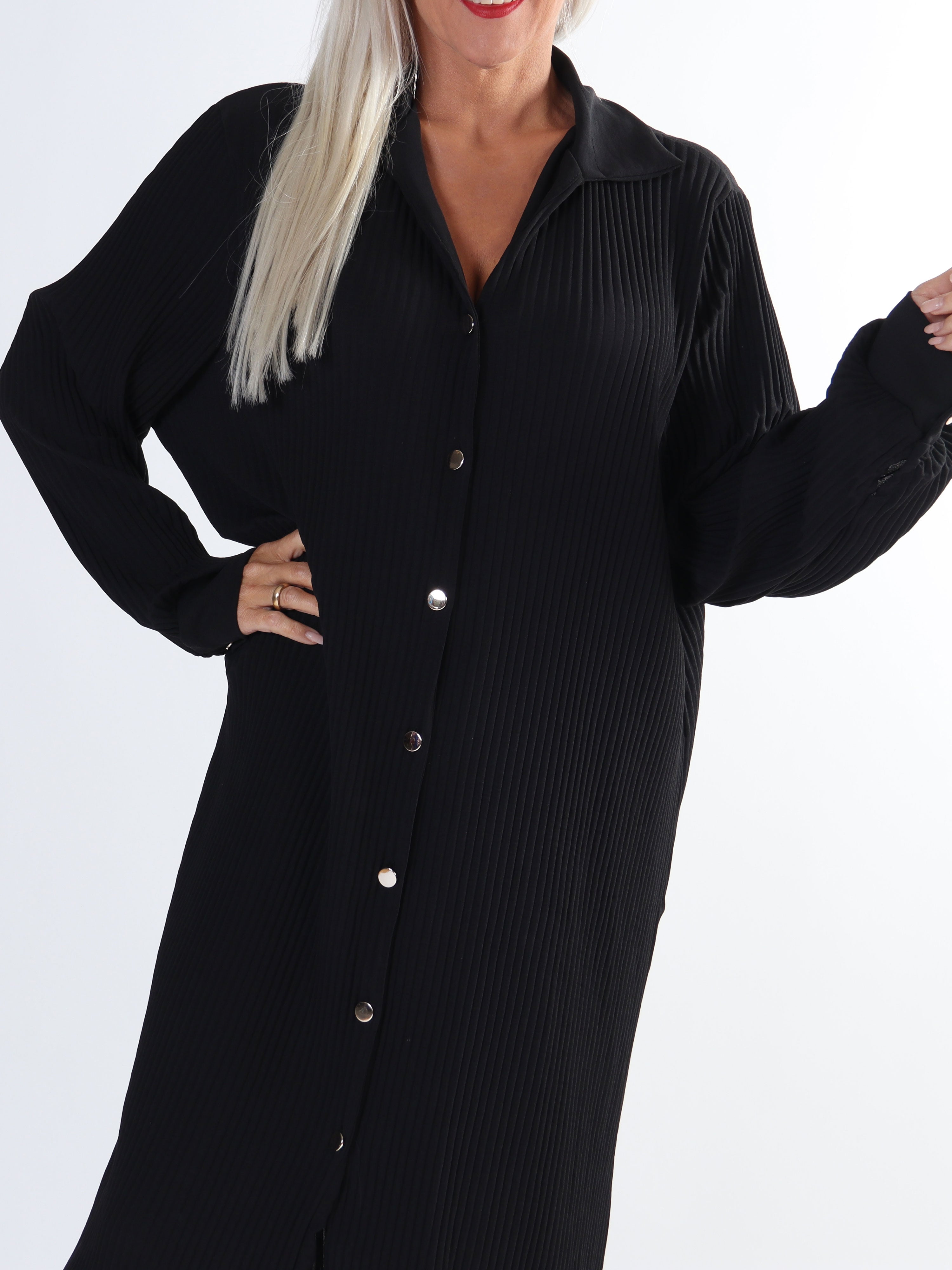 Lenora - Lang plisseret plus size kjole med knapper