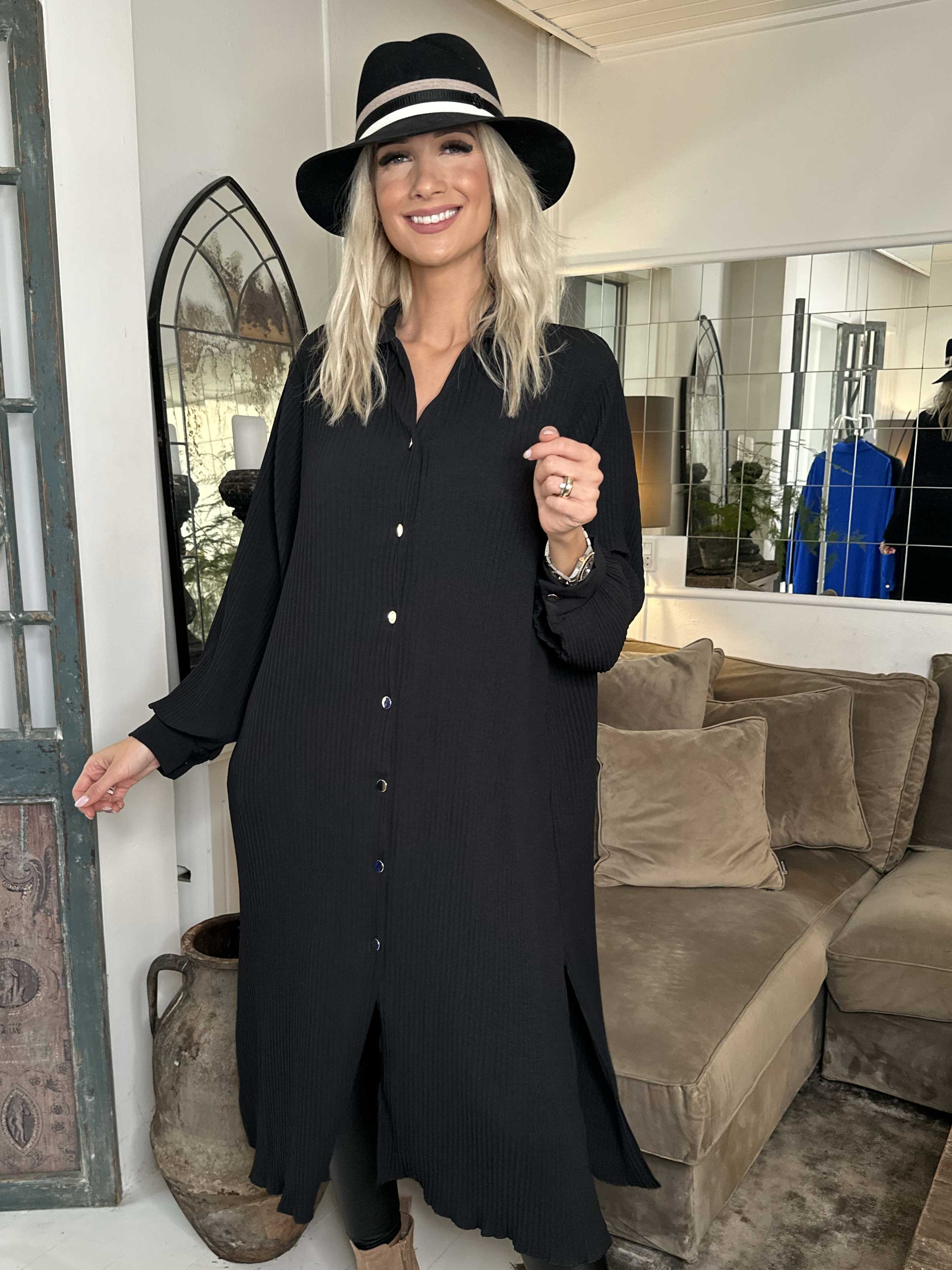 Lenora - Lang plisseret kjole med knapper