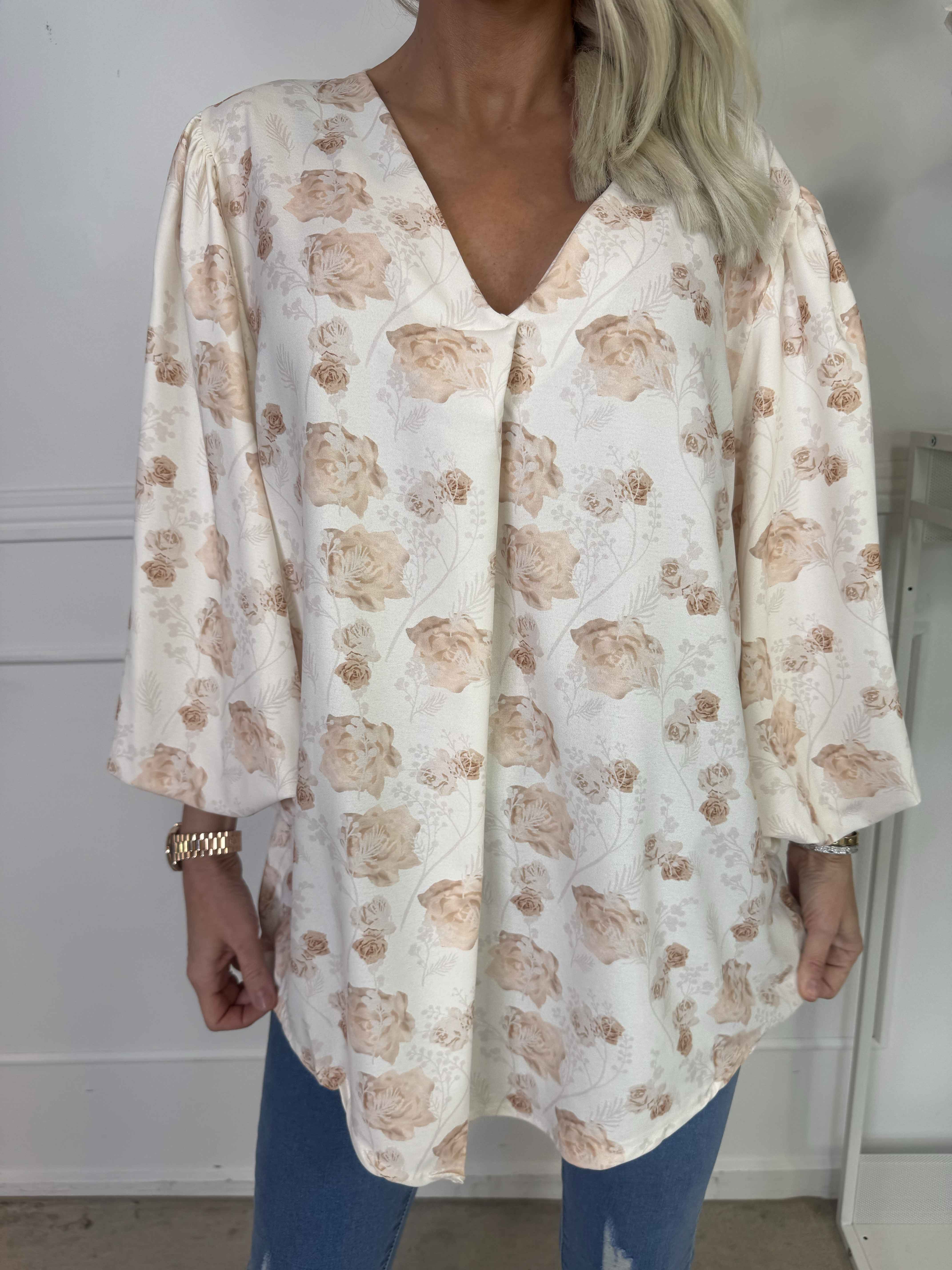 Lenora - Blomstret tunika med pufærmer og v-udskæring