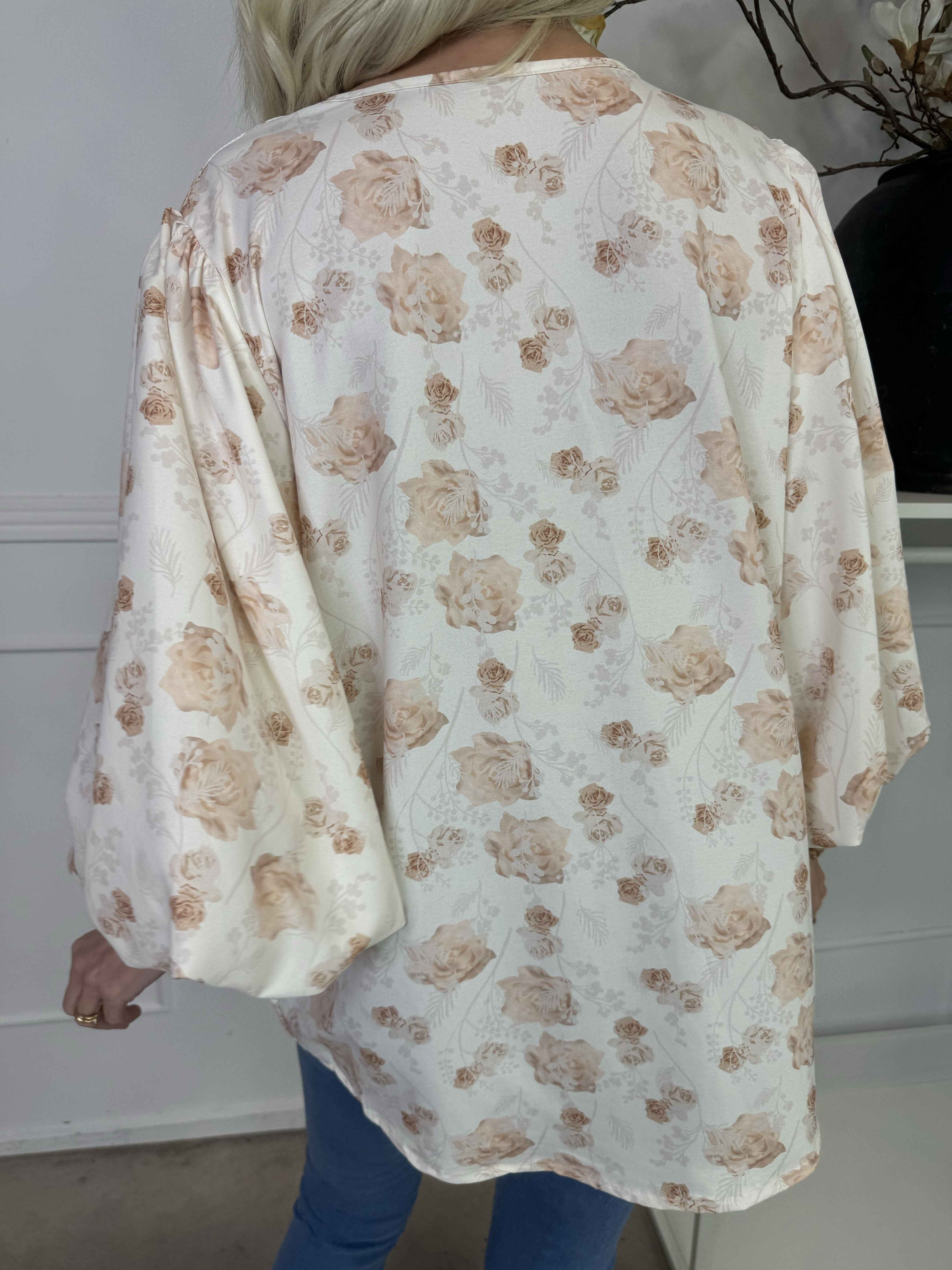 Lenora - Blomstret tunika med pufærmer og v-udskæring