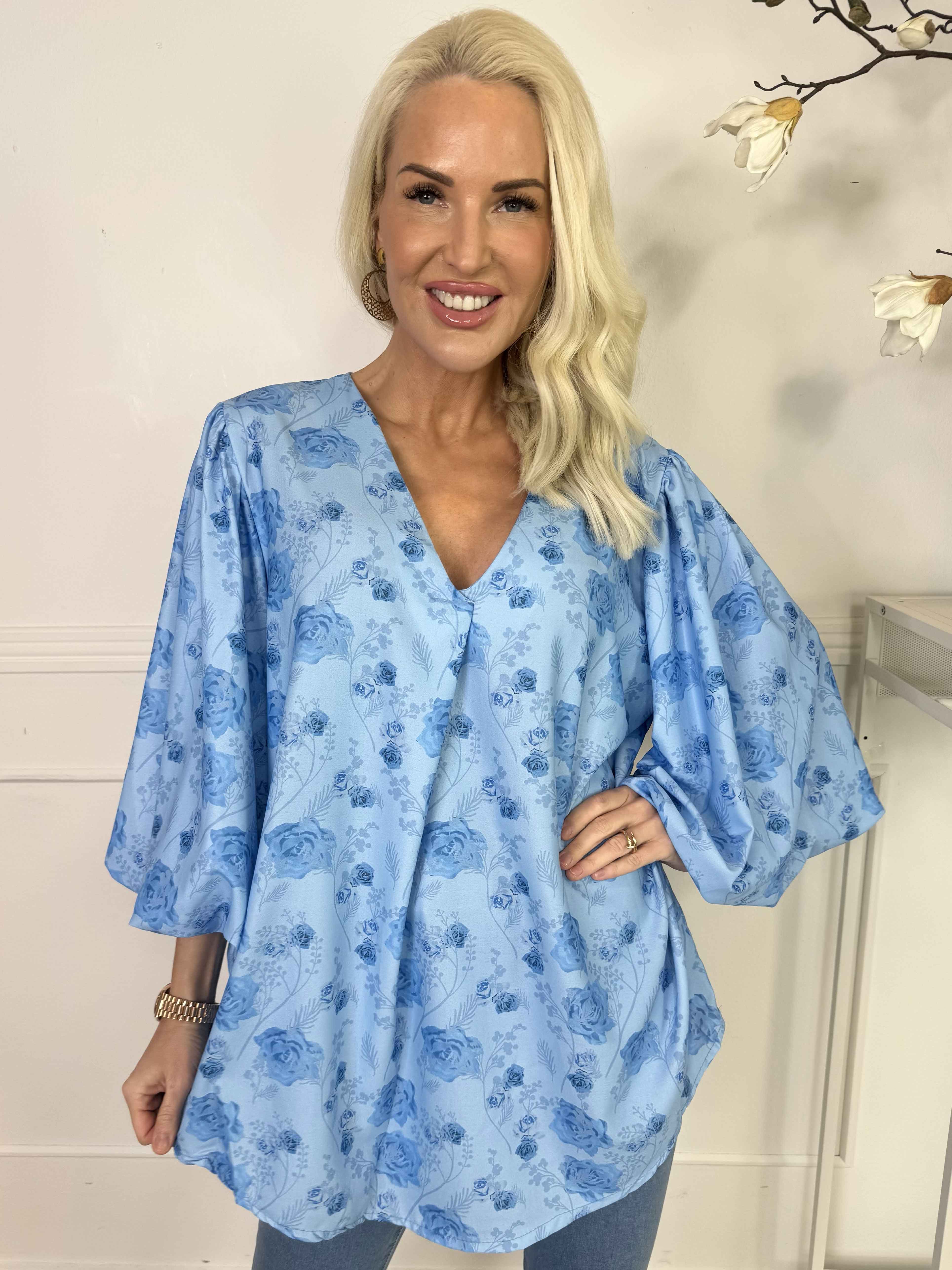 Lenora - Blomstret tunika med pufærmer og v-udskæring