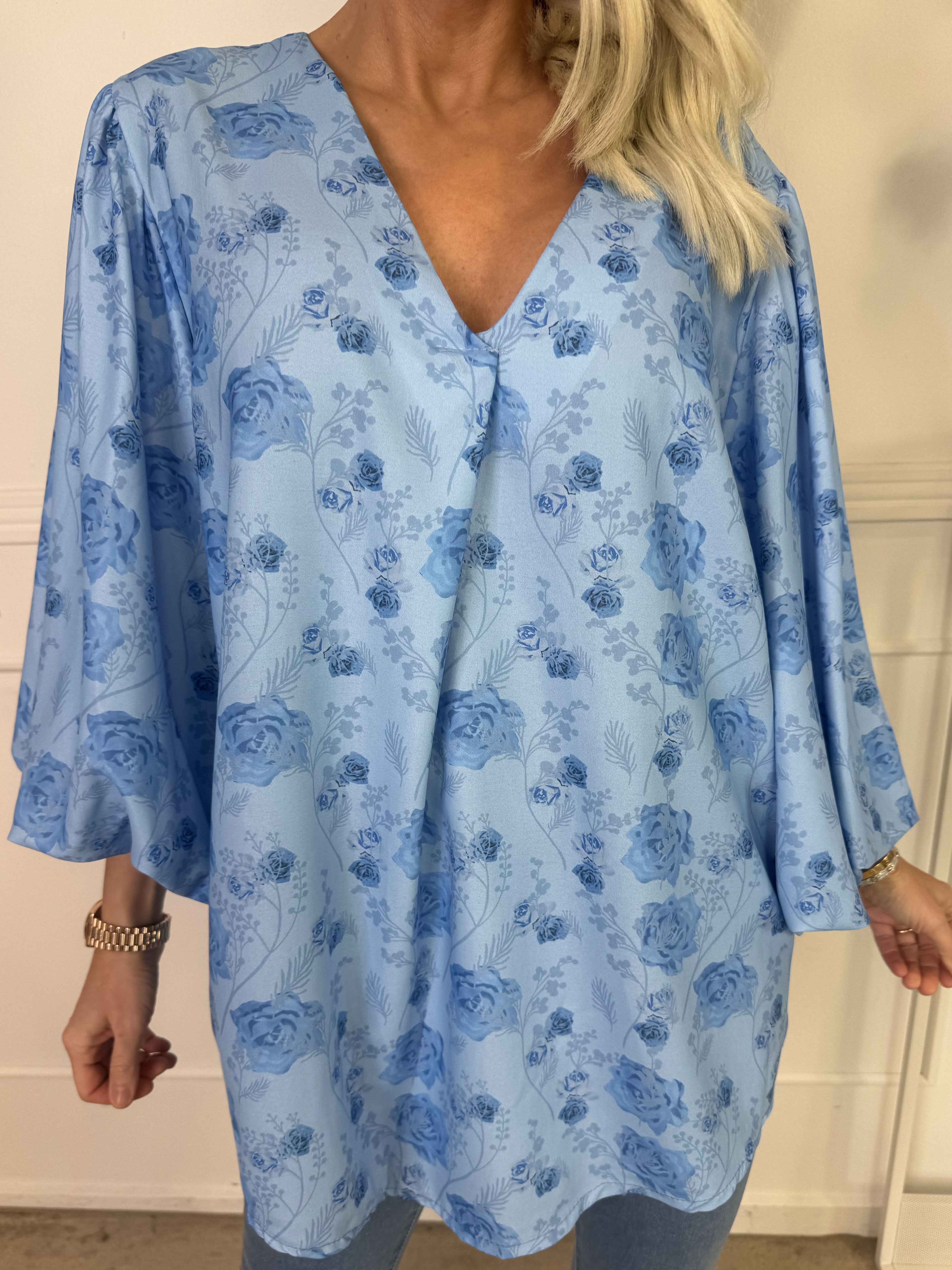 Lenora - Blomstret tunika med pufærmer og v-udskæring