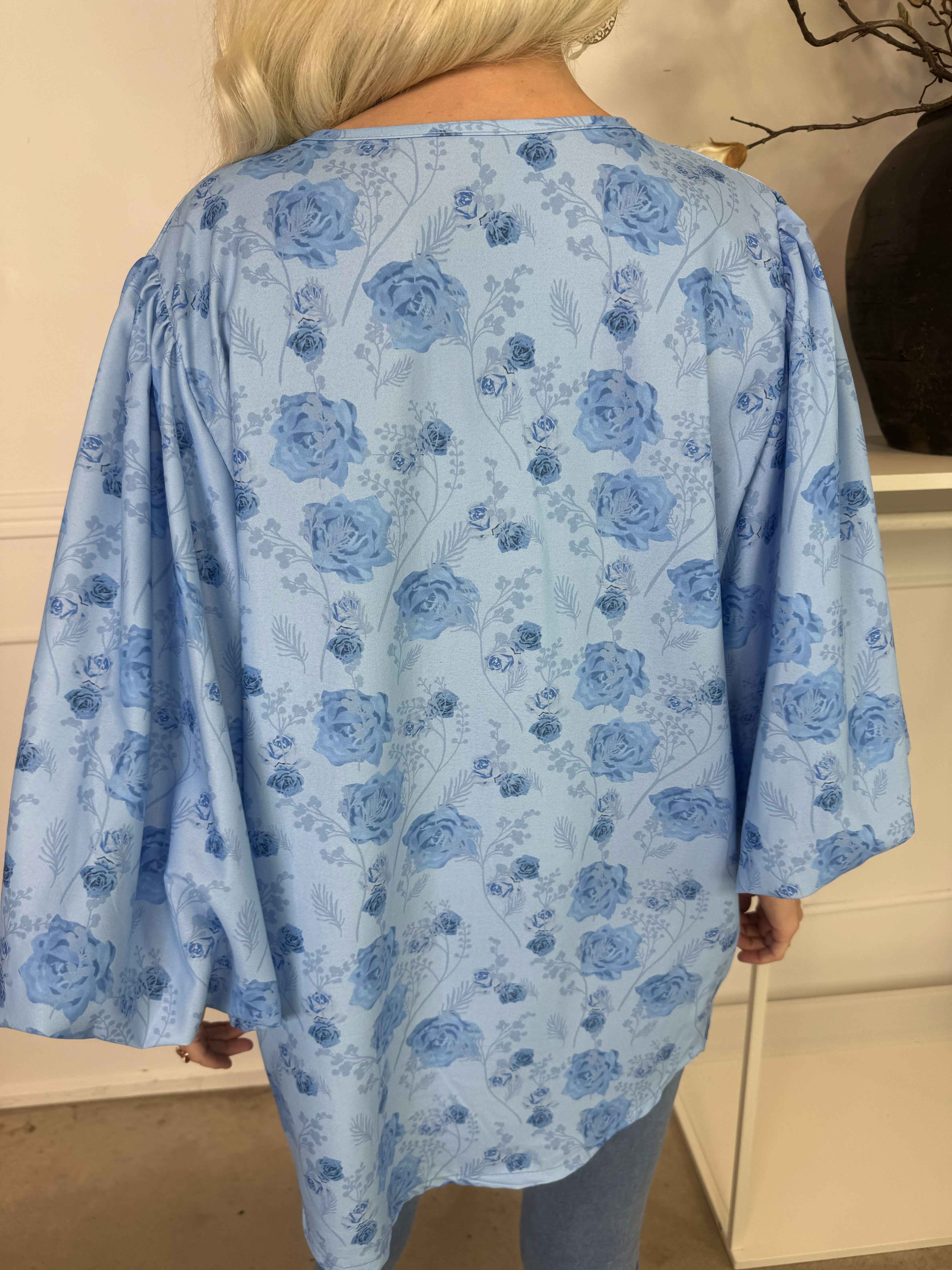 Lenora - Blomstret tunika med pufærmer og v-udskæring