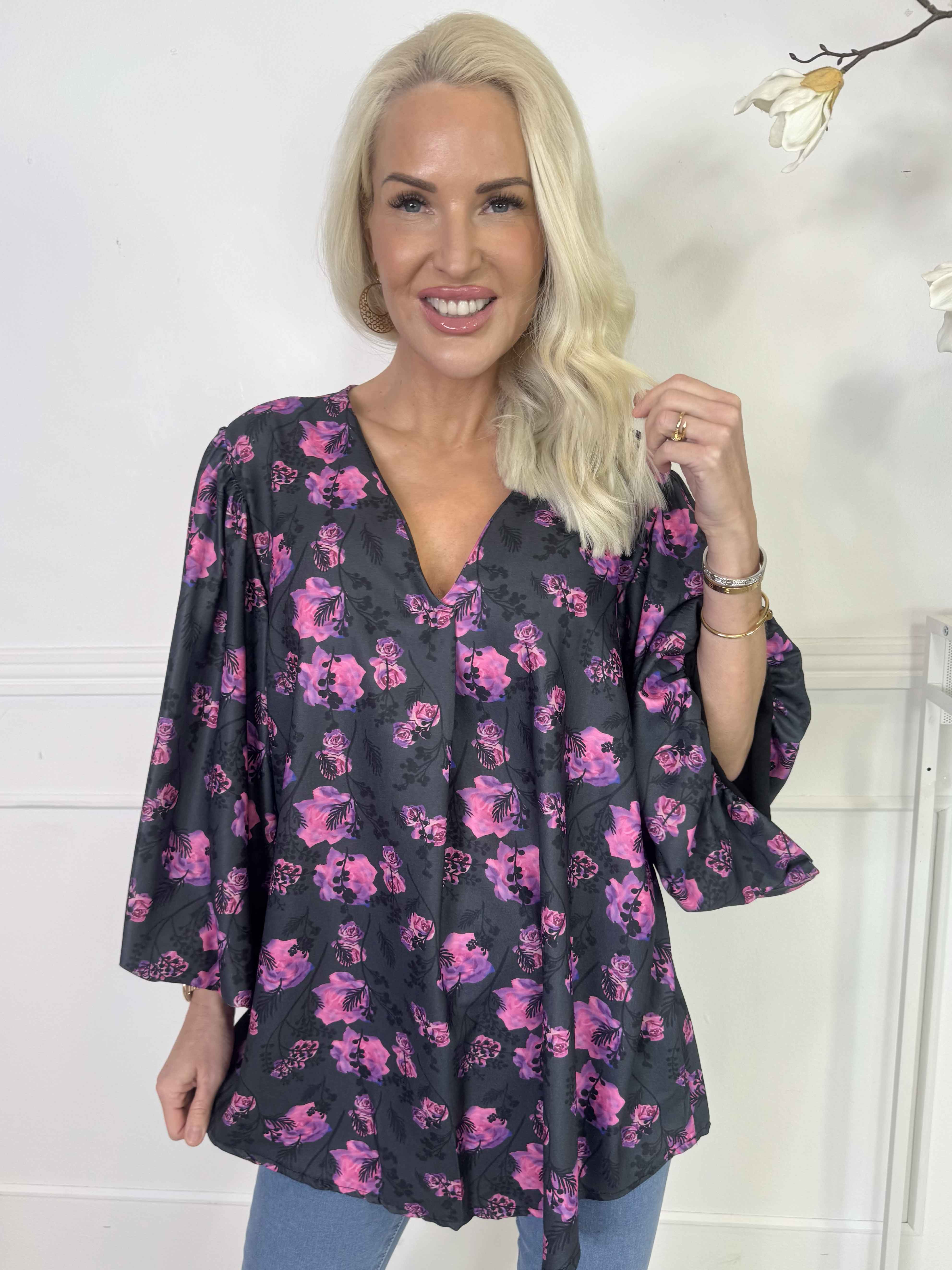 Lenora - Blomstret tunika med pufærmer og v-udskæring