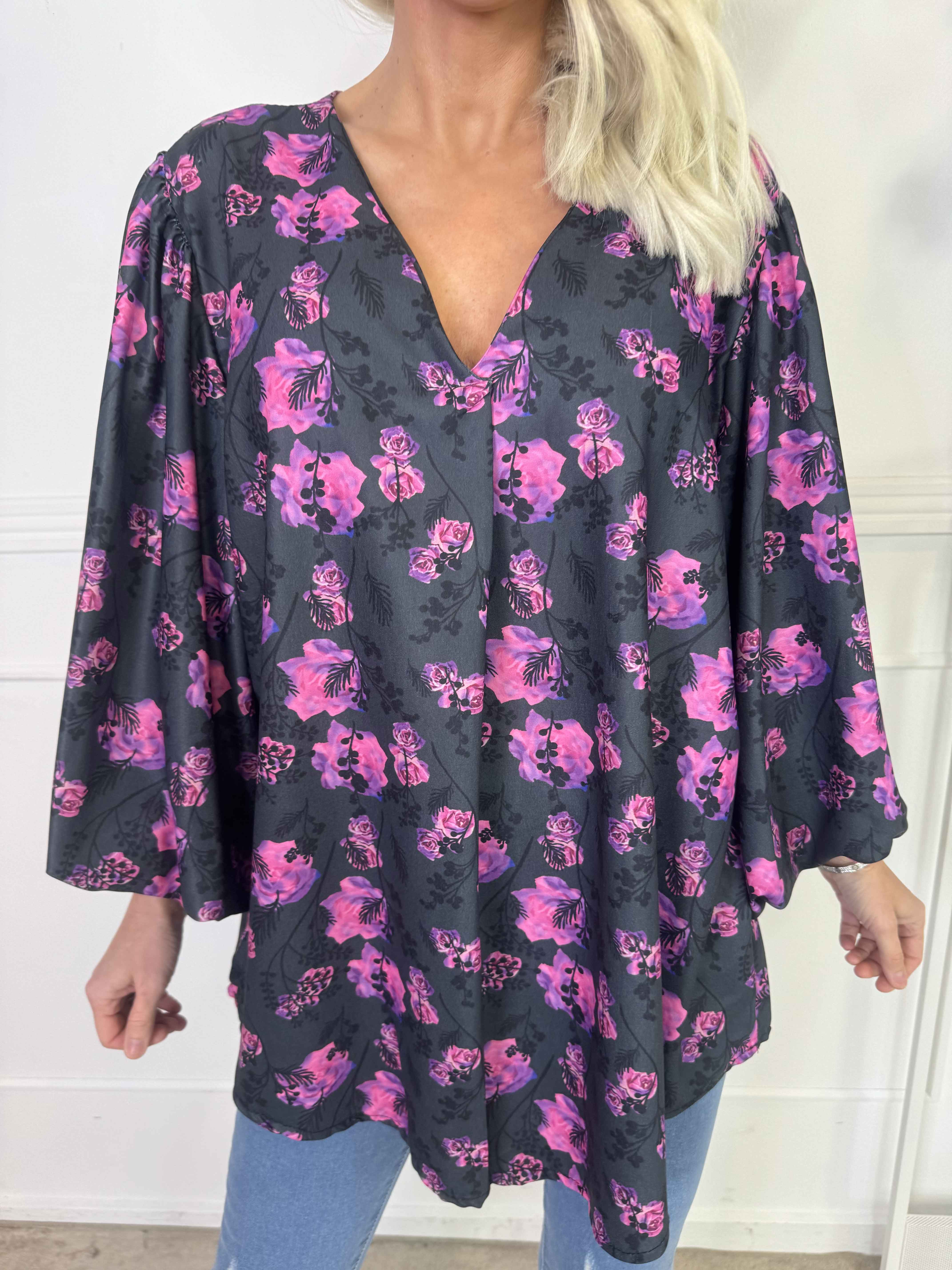 Lenora - Blomstret tunika med pufærmer og v-udskæring