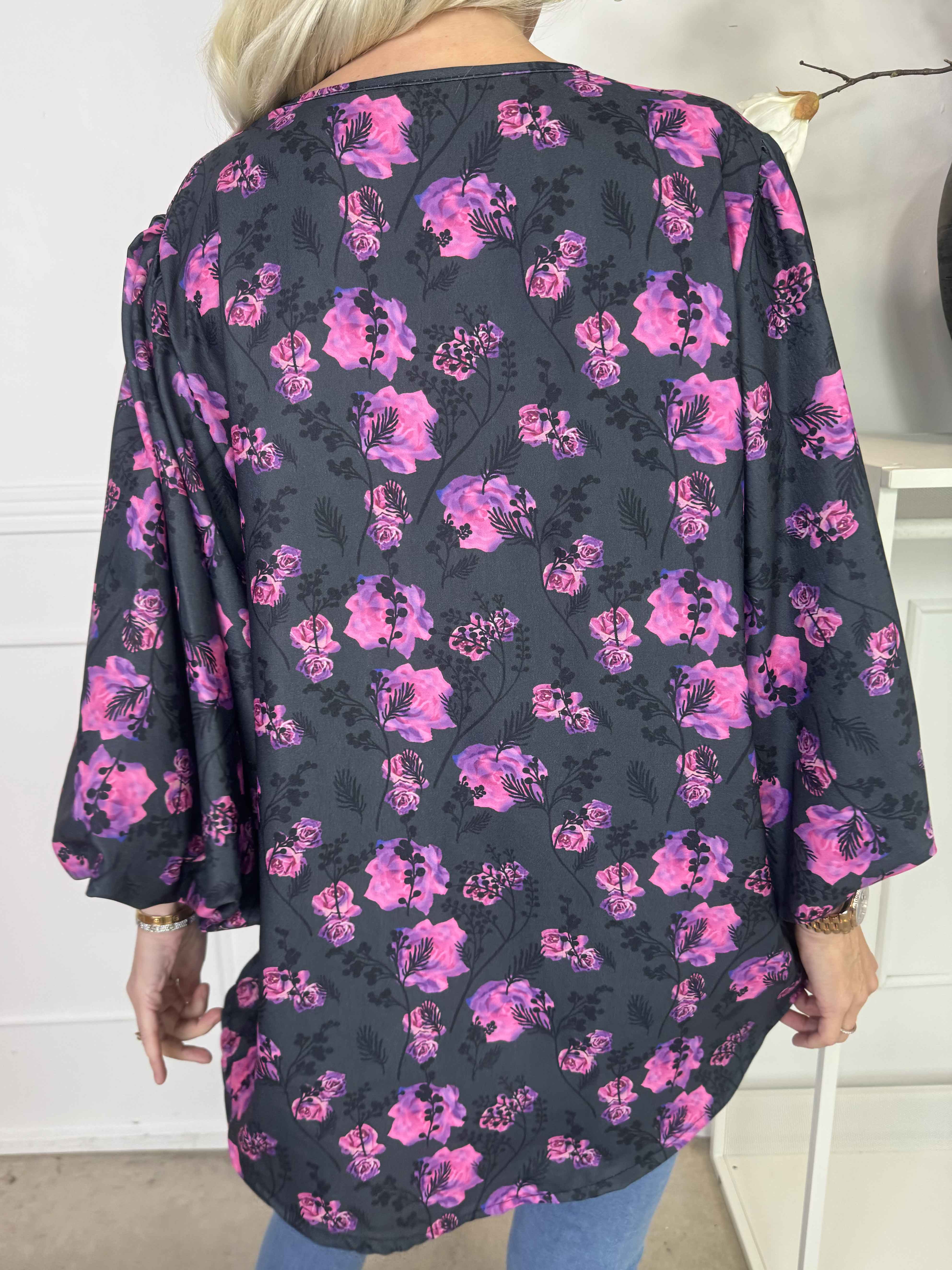 Lenora - Blomstret tunika med pufærmer og v-udskæring