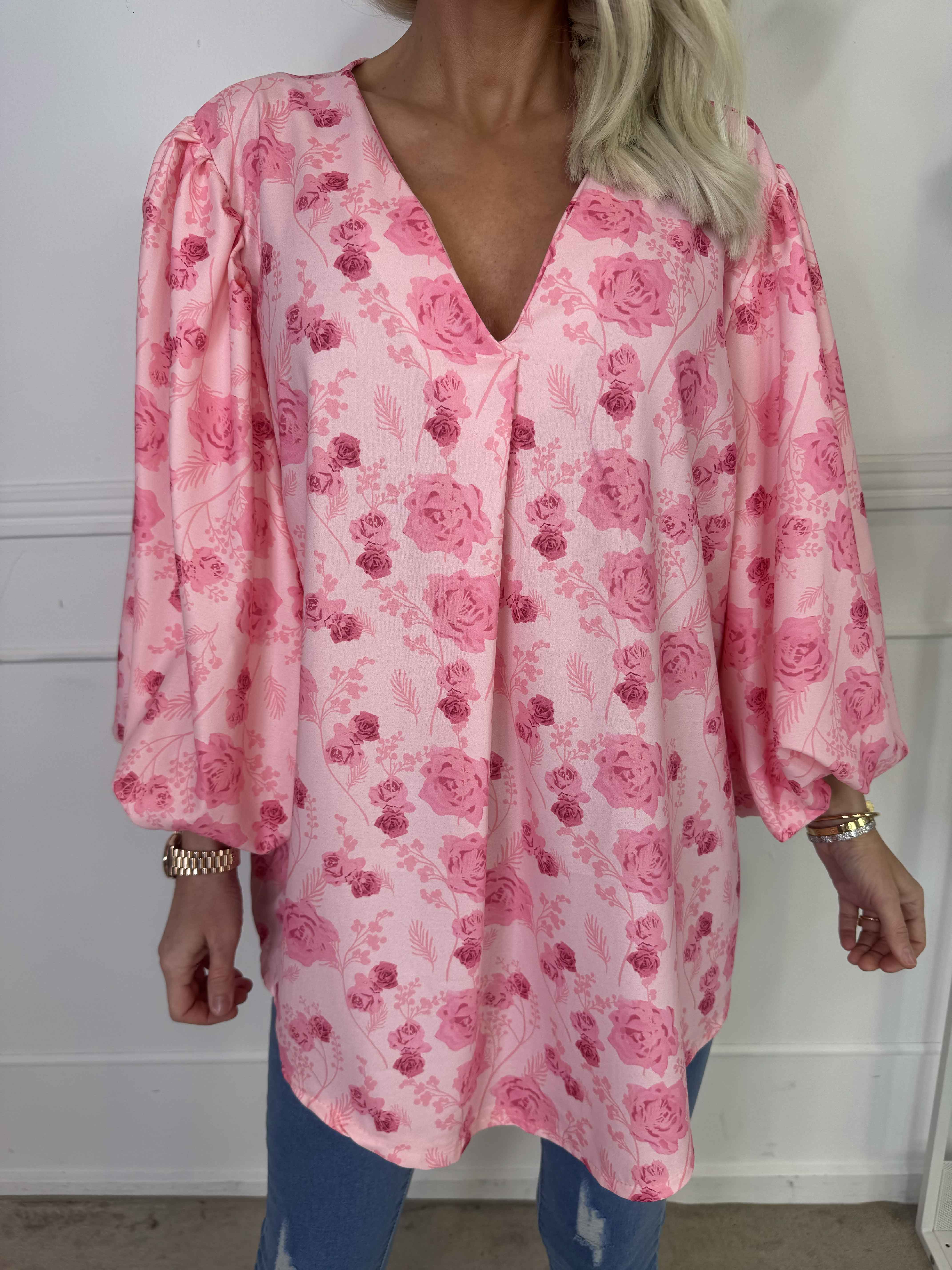 Lenora - Blomstret tunika med pufærmer og v-udskæring